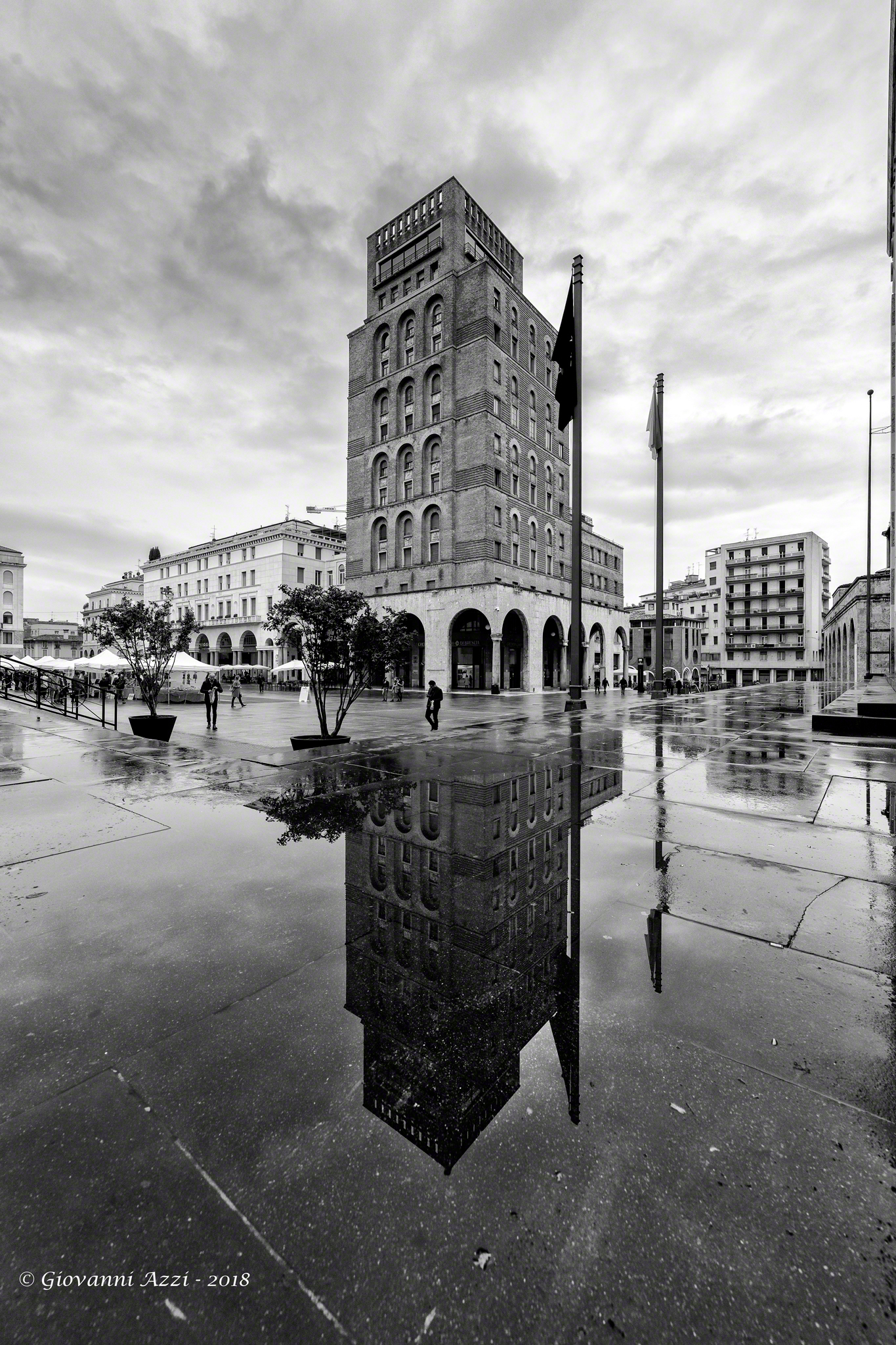 Riflessioni in Piazza Vittoria