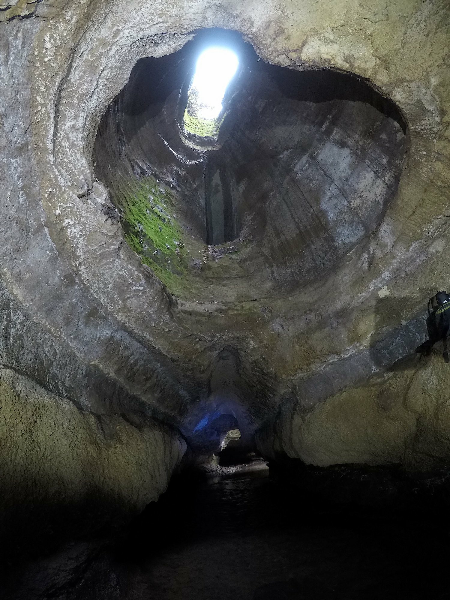 Tunnels with double skylight