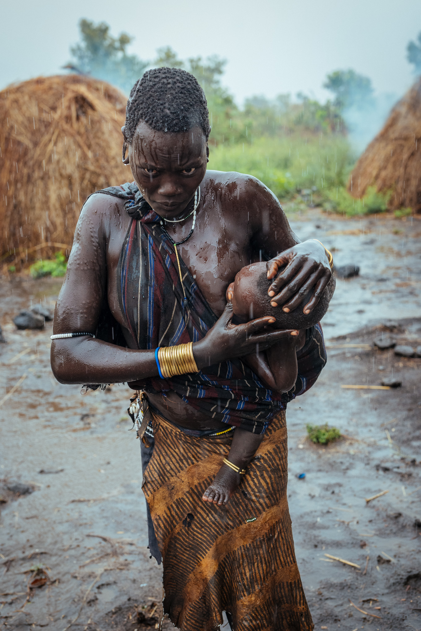 Donna Mursi con bambino