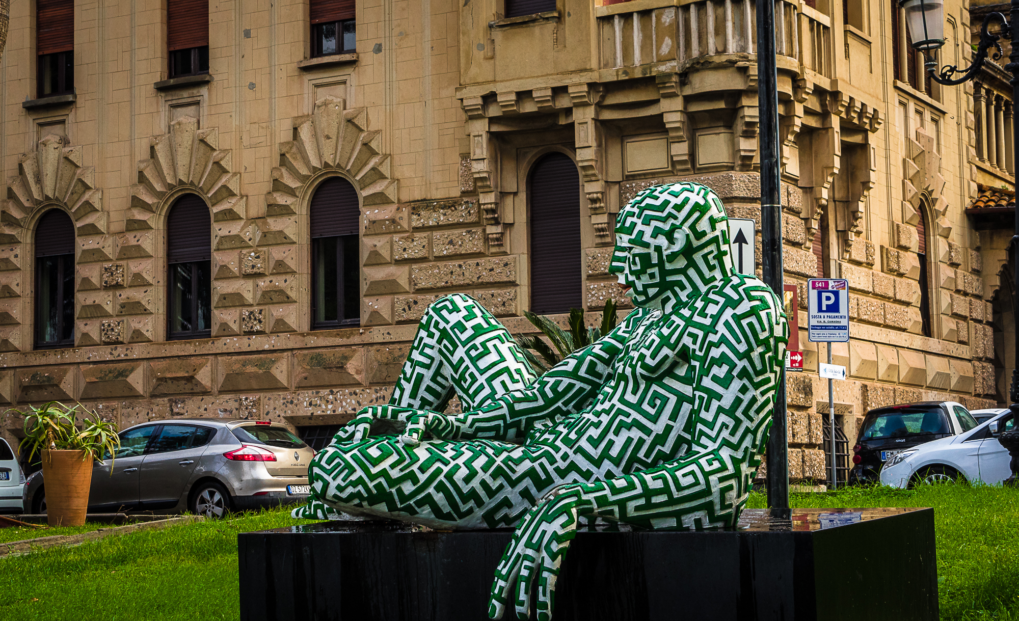 Labyrinthine work of the sculptress Rabarama.