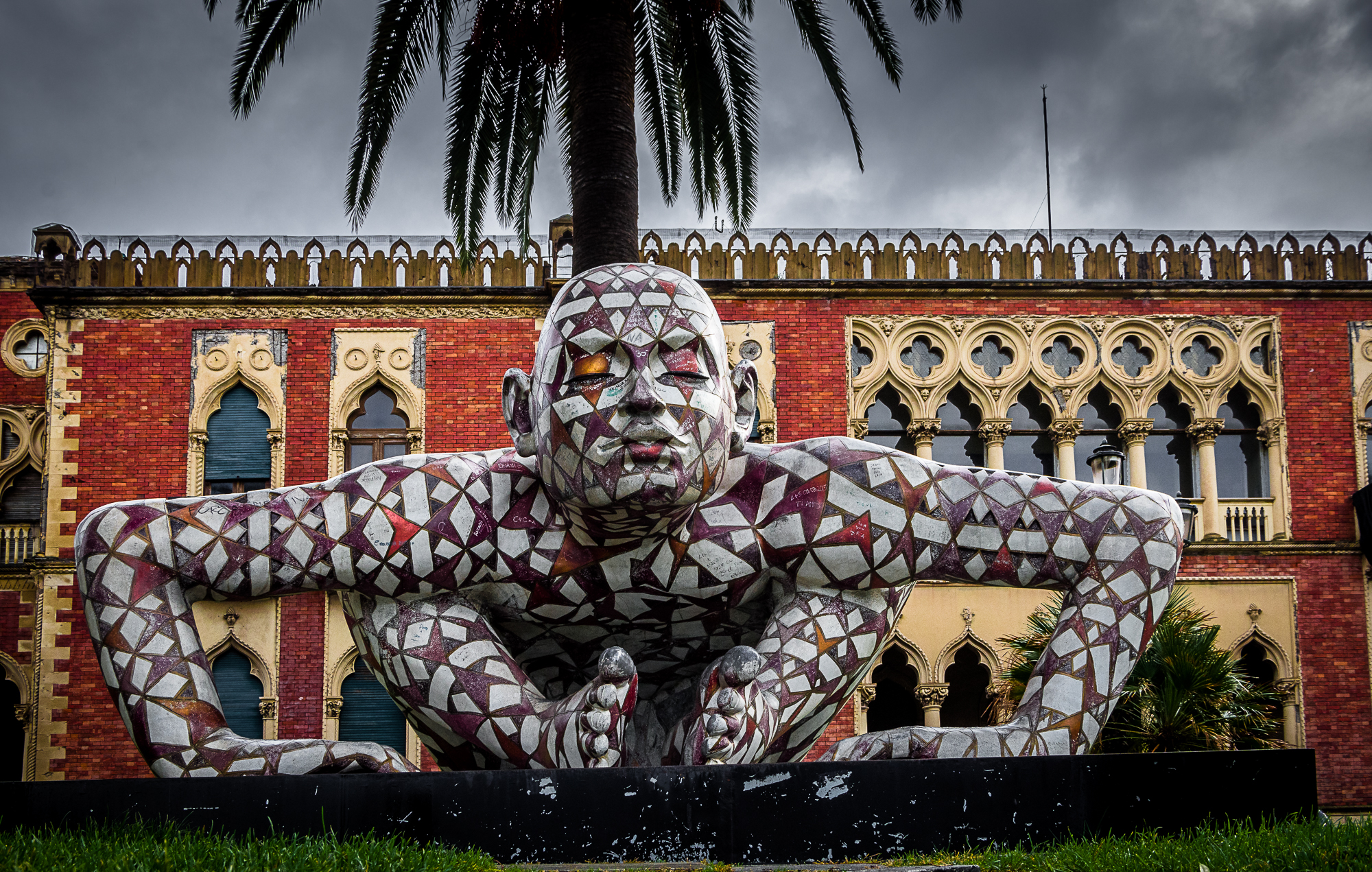 Co-Stell-action work of the sculptor Rabarama.