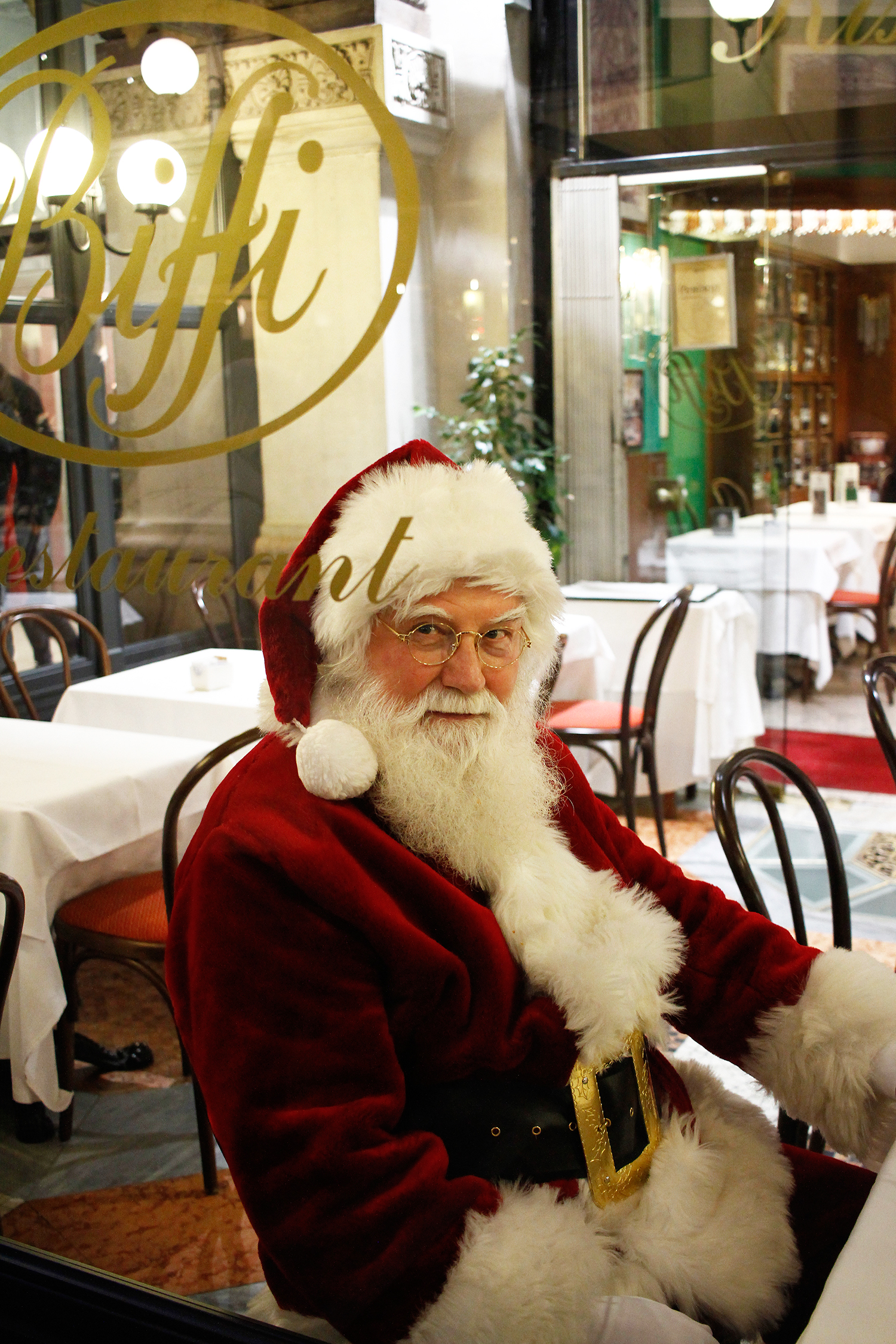 Babbo Natale in pausa pranzo e si tratta bene...
