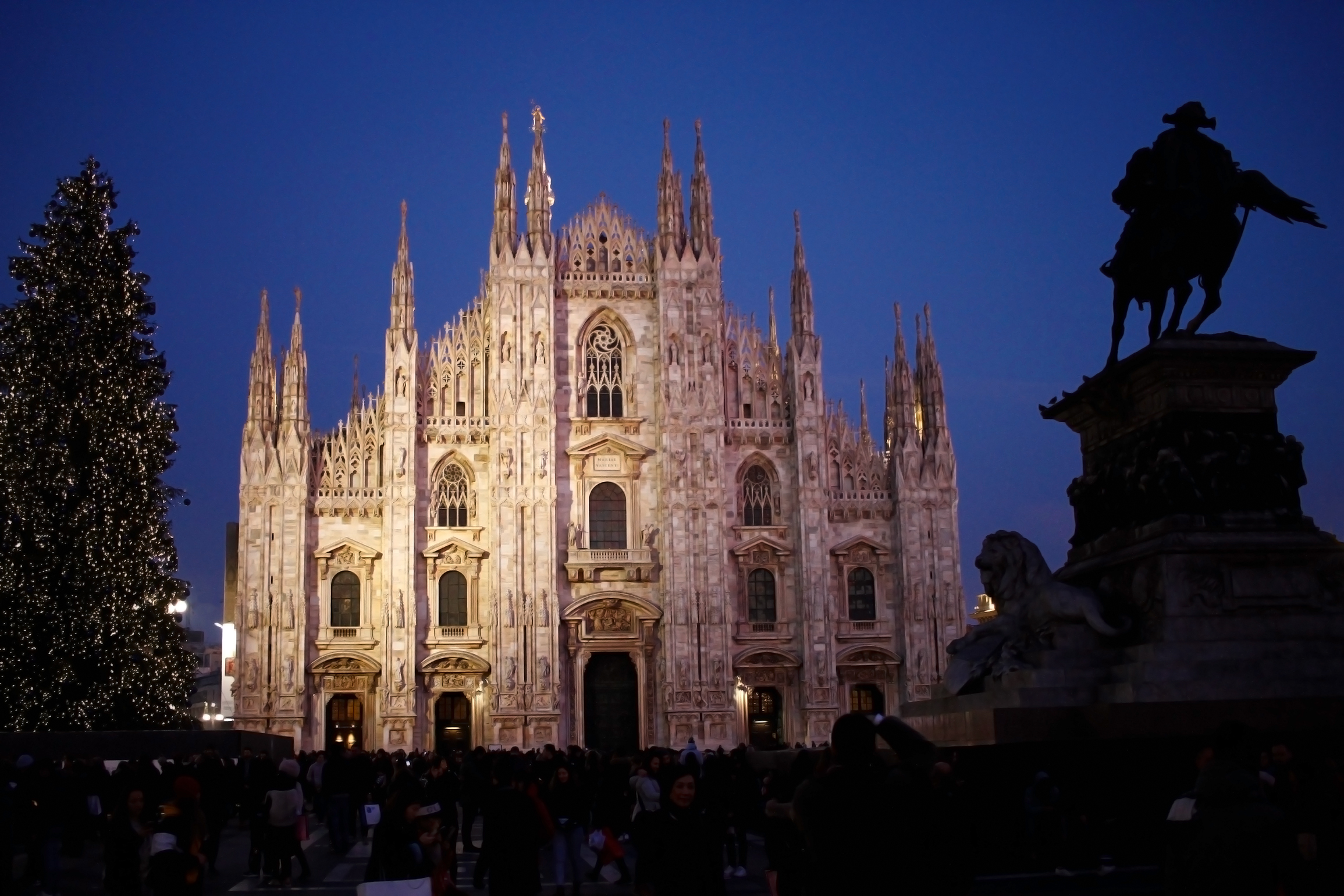 l'ora blu in piazza Duomo