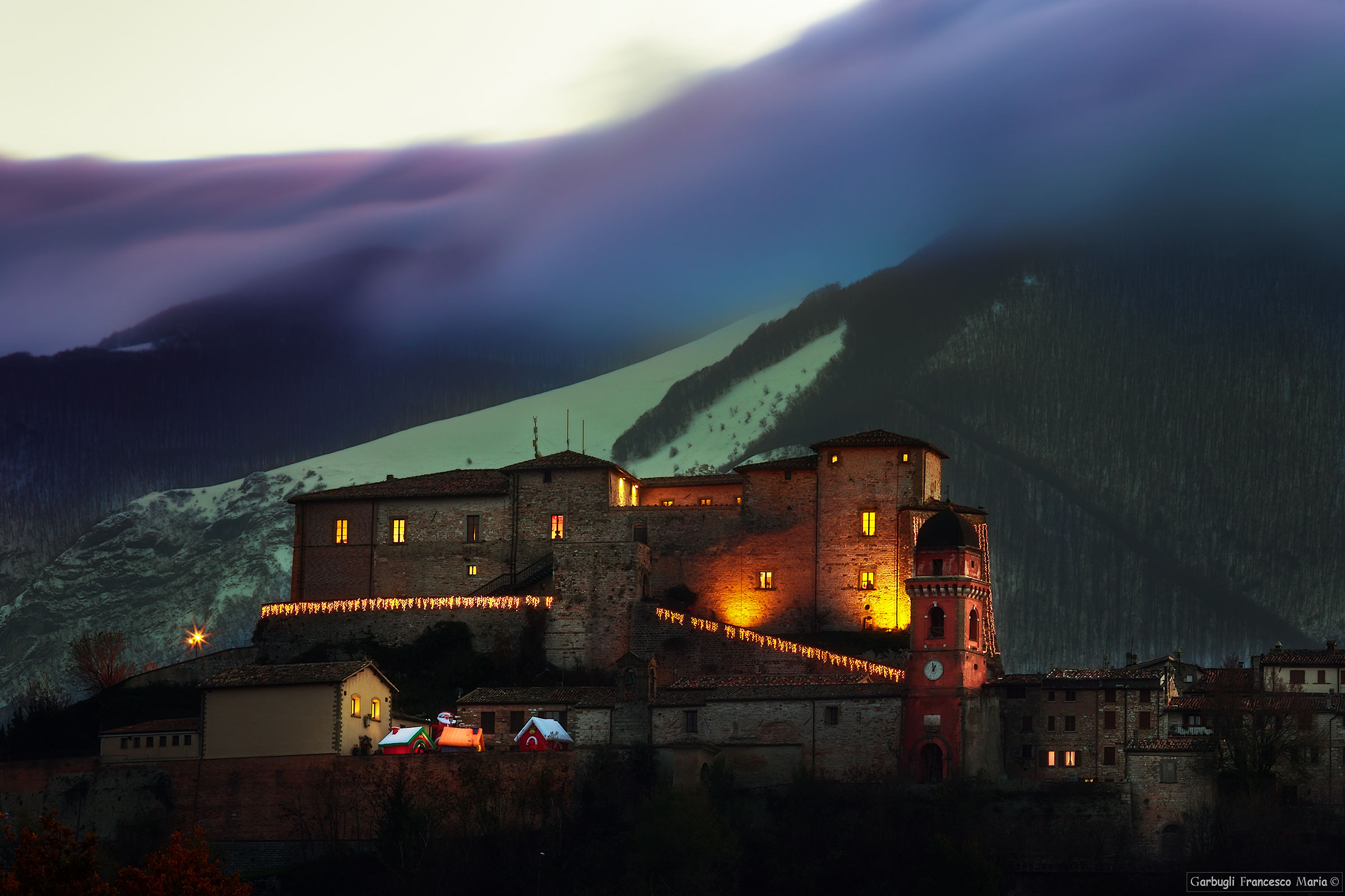 I contrasti del Castello di Frontone