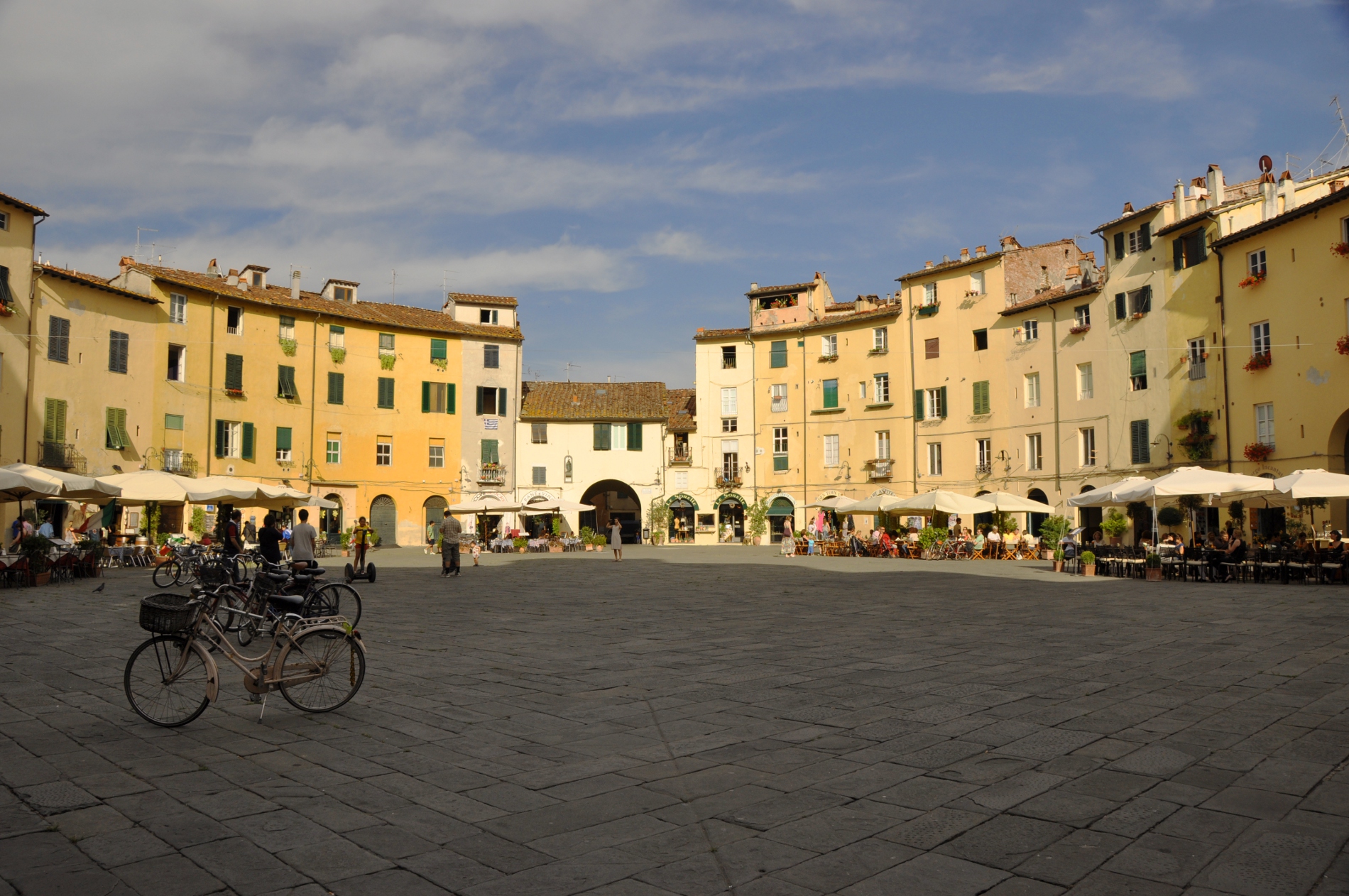 lucca, piazza anfiteatro
