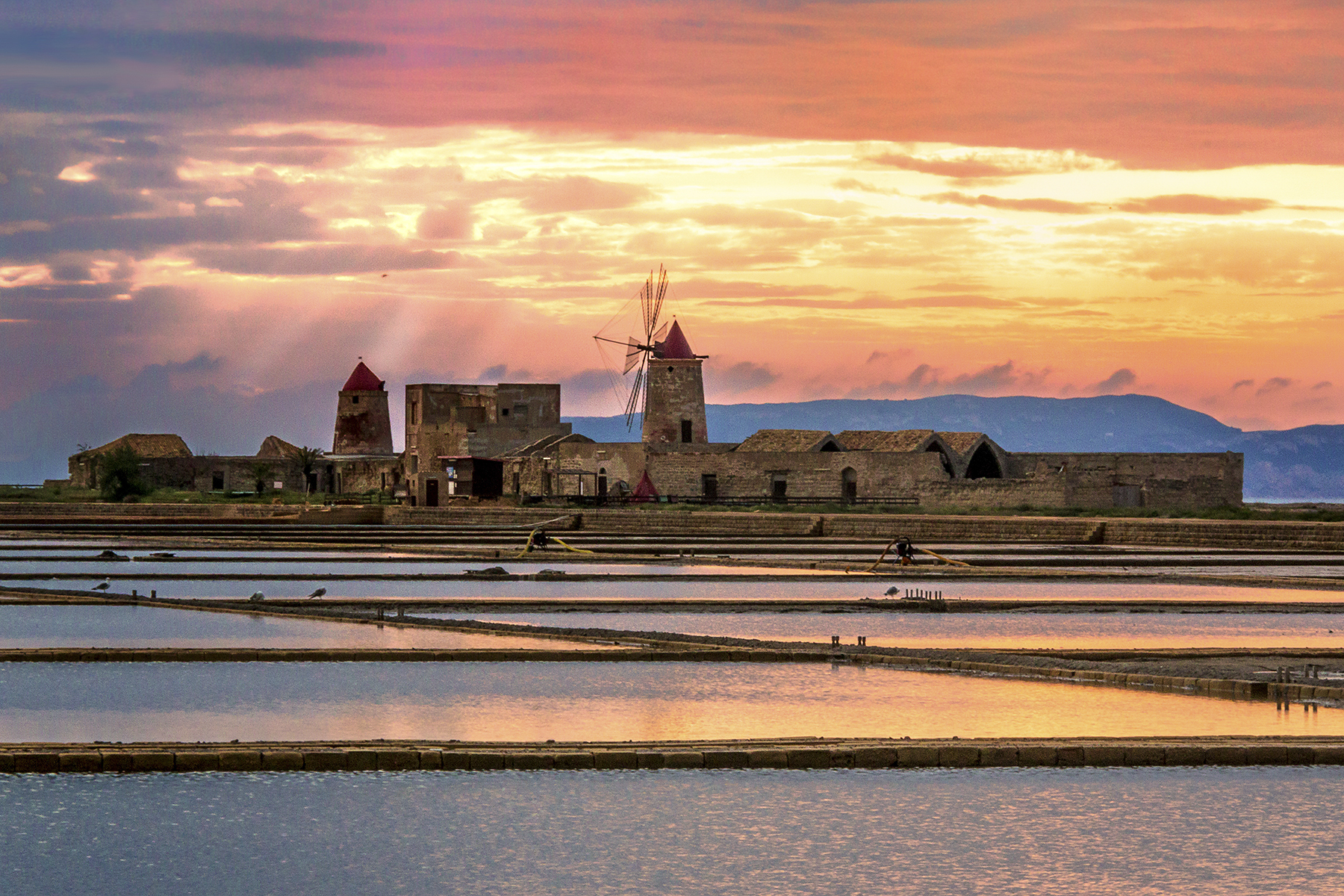Trapani - Saline -   Tramonto sui Mulini del Sale