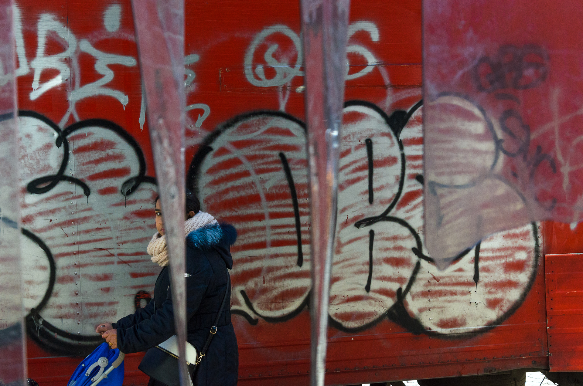 Mamma su fondo rosso