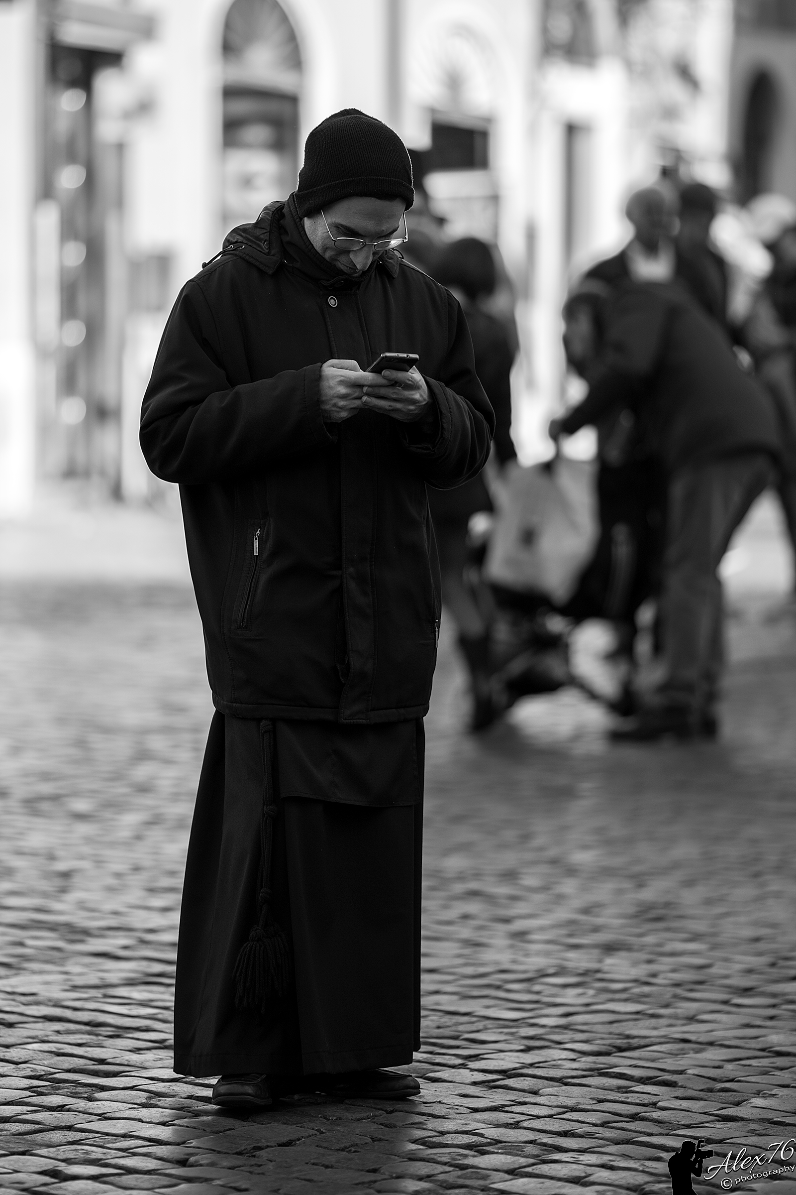 Anche i Sacerdoti Whatsappano...