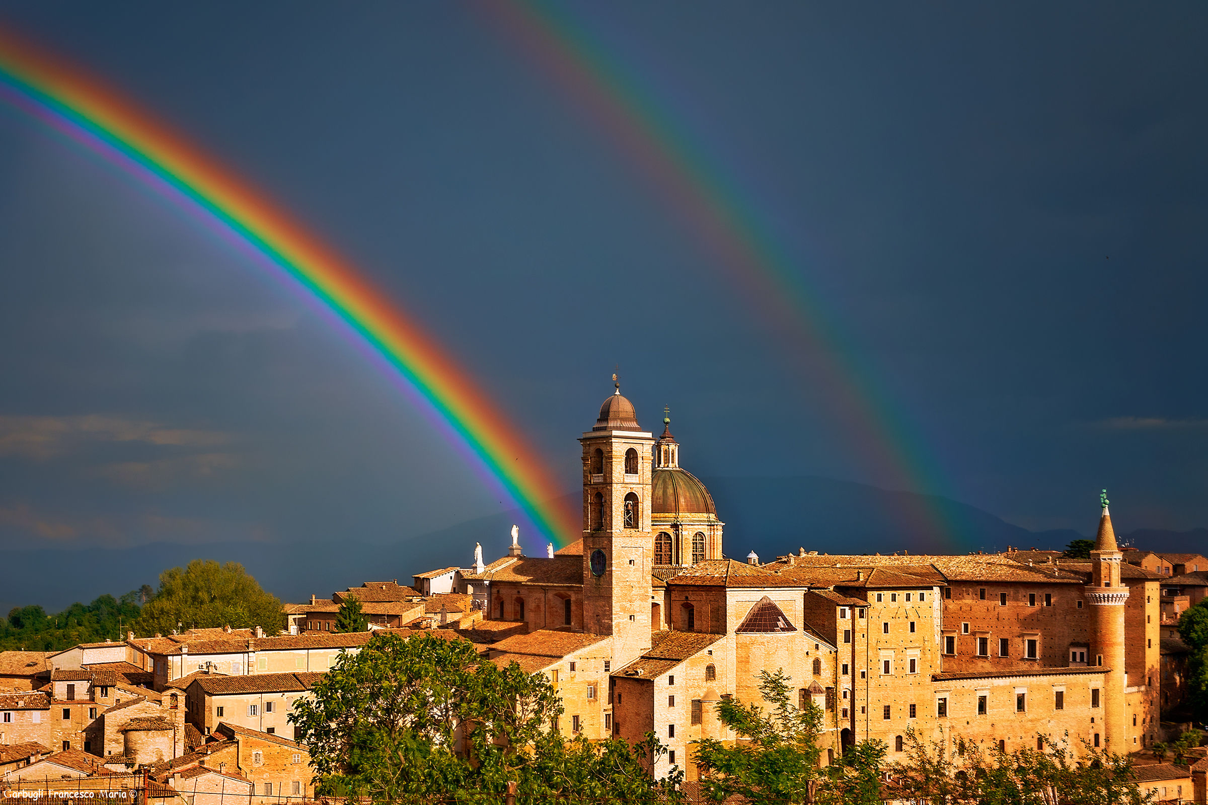 Alza gli occhi al cielo ed ammira la spettacolo.....