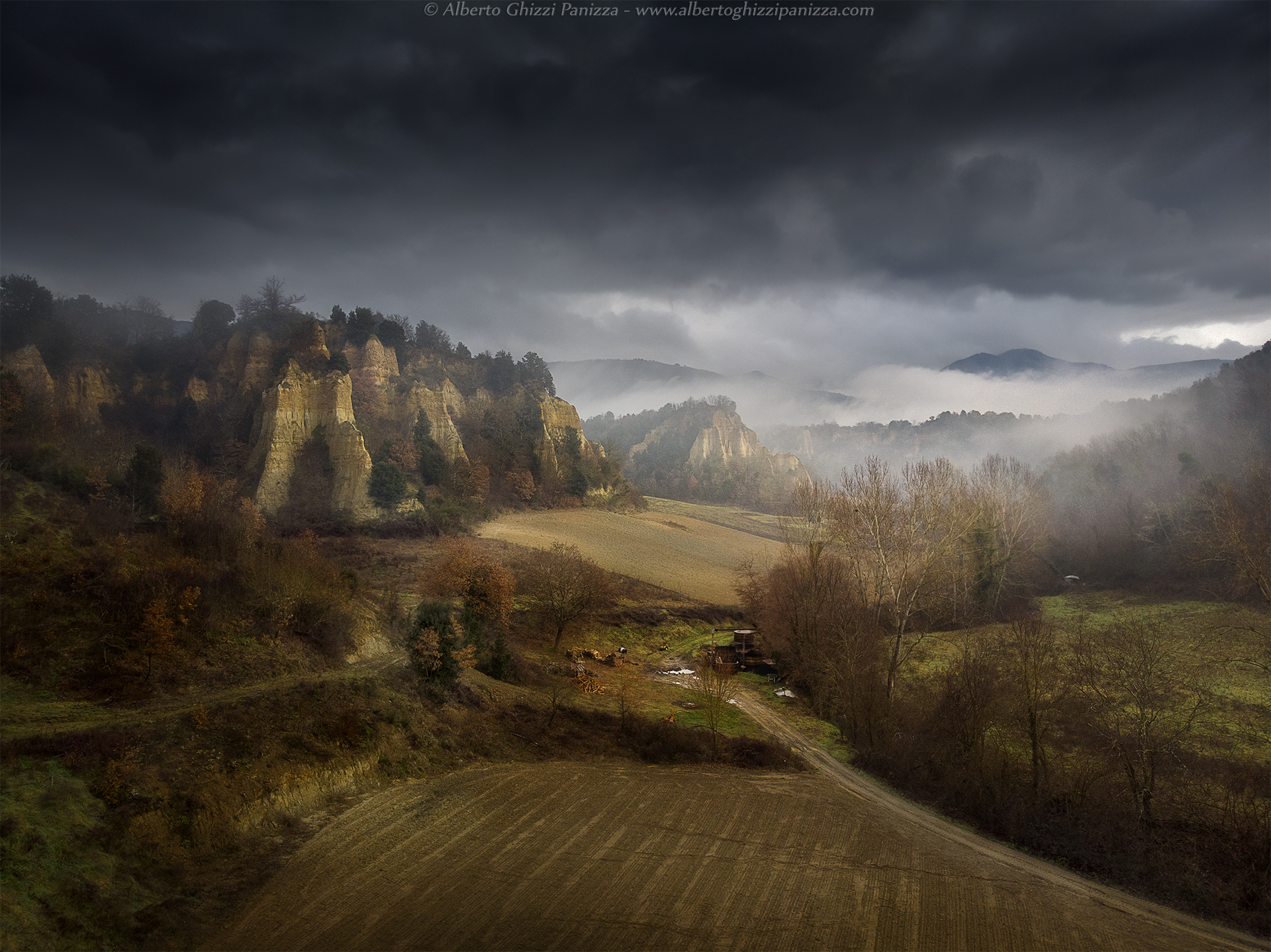 Mists between the flounces