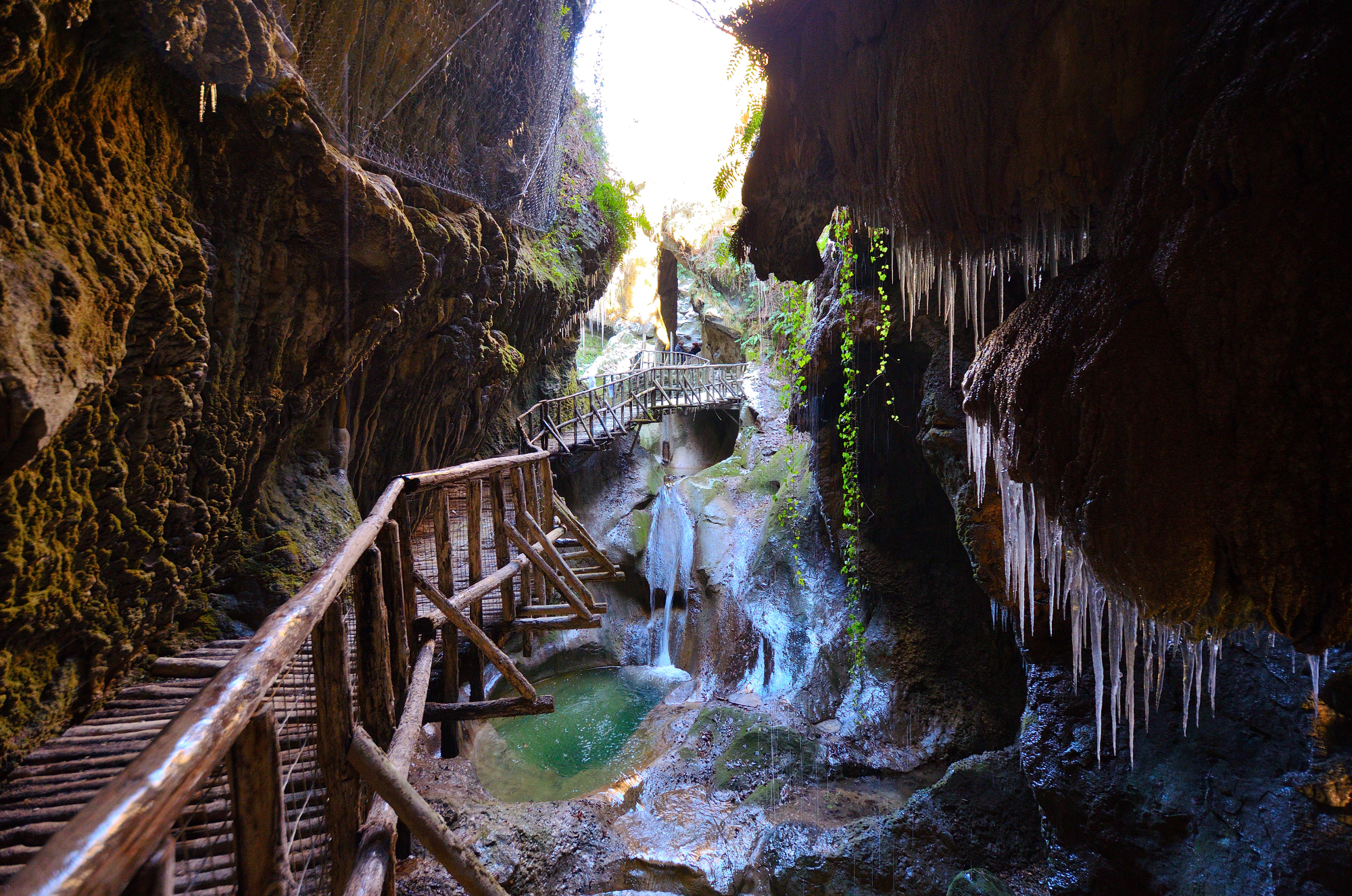 Grotte del Caglieron:...il ghiaccio appare...