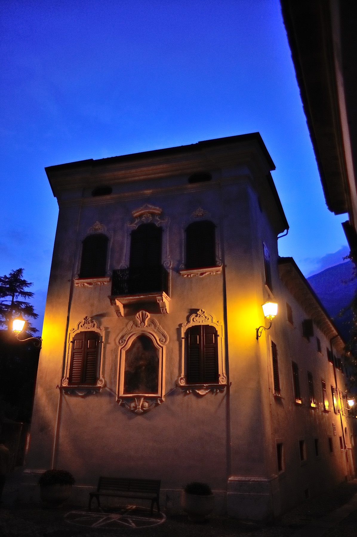 The blue hour surrounds the palace pizzini Von Hochenbrunn.