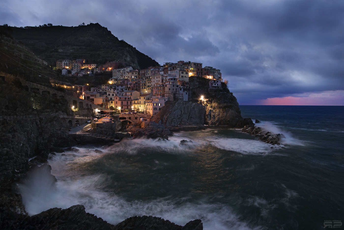 Alba e marosi a Manarola
