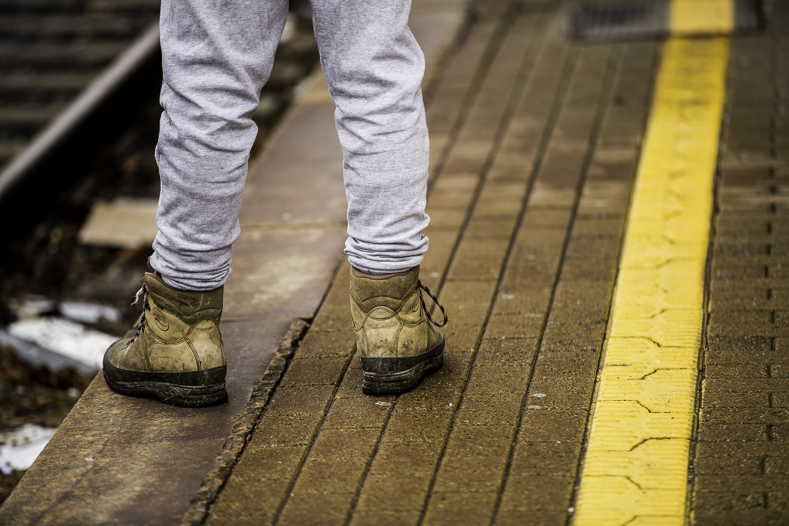 Allontanarsi dalla linea gialla!