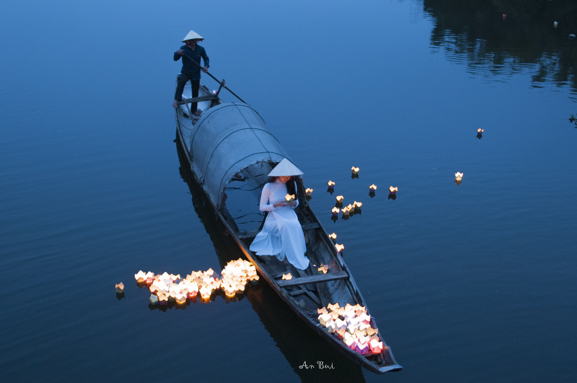 Lanterne rosse galleggianti in Hue