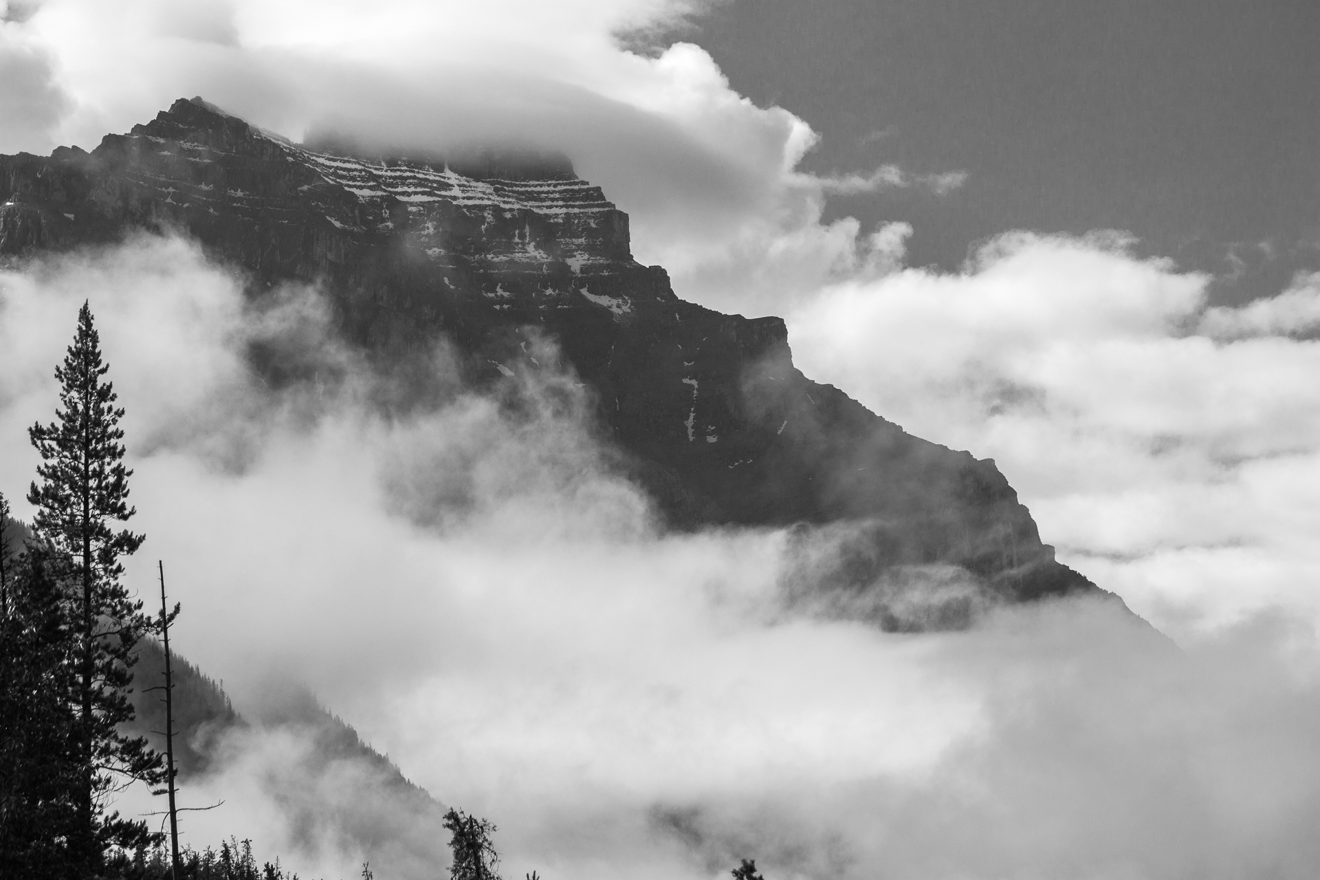 Montagne intorno alle Athabasca Falls. Jasper National