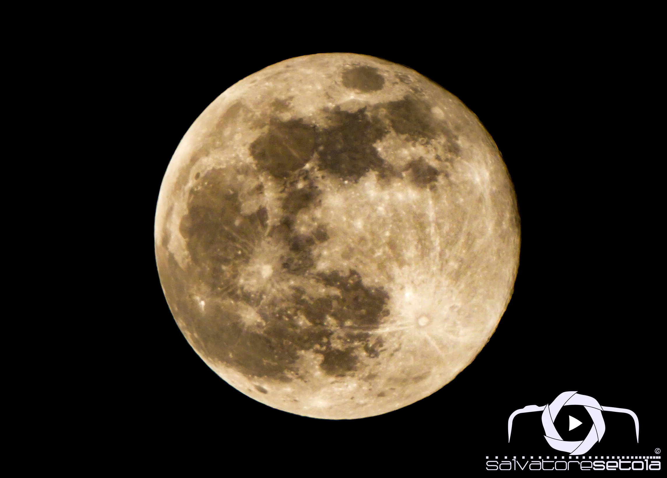 Super Moon of 19.02.2019 urban pollution Ascoli