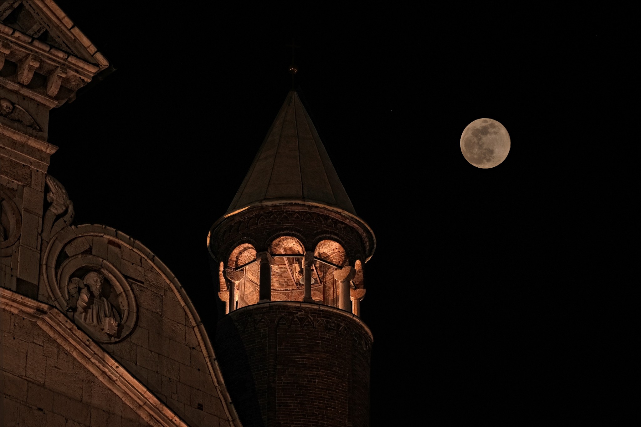 Duomo di Cremona con luna piena (particolare)