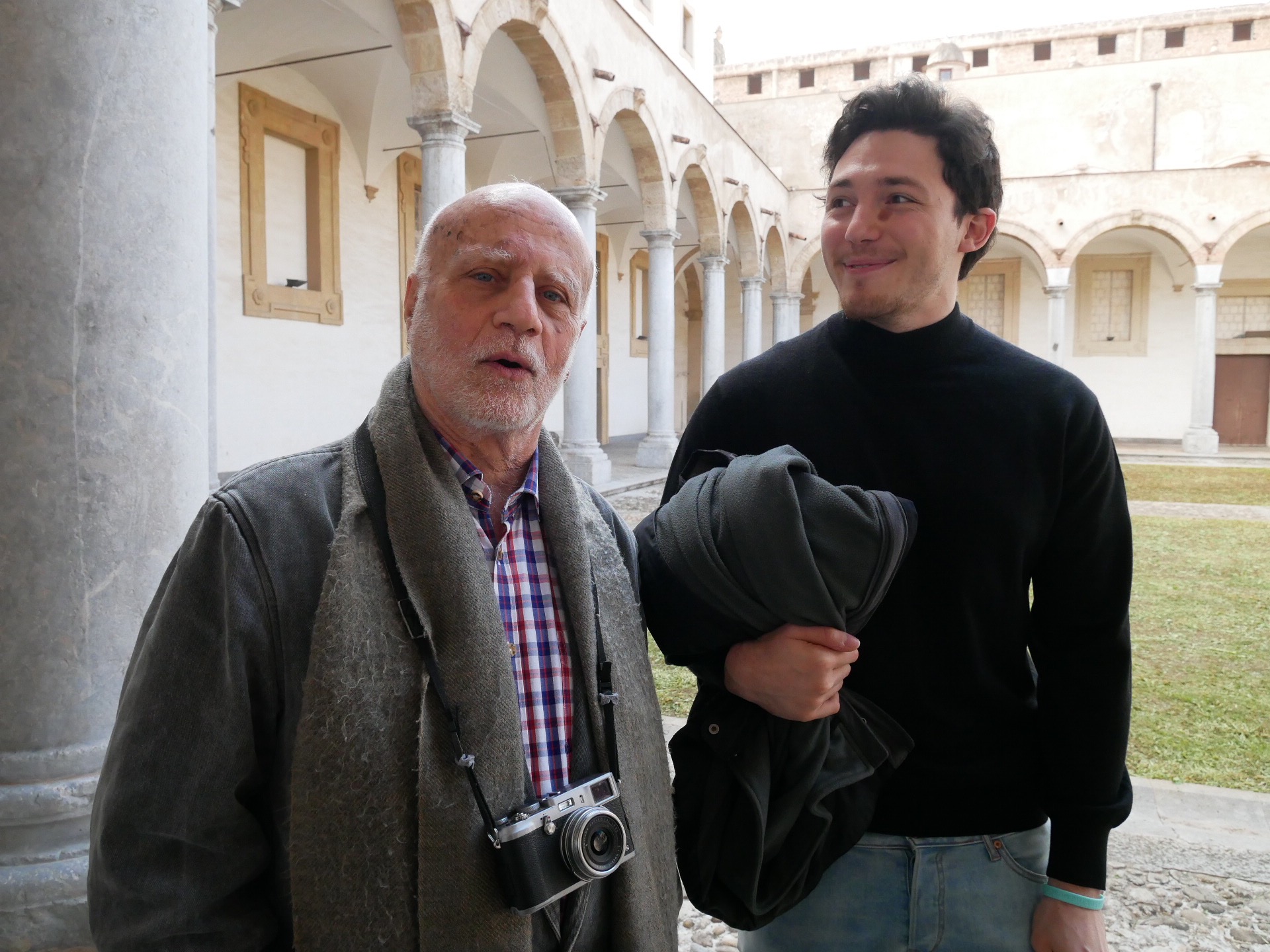 Al collo di Scianna una piccola Fuji