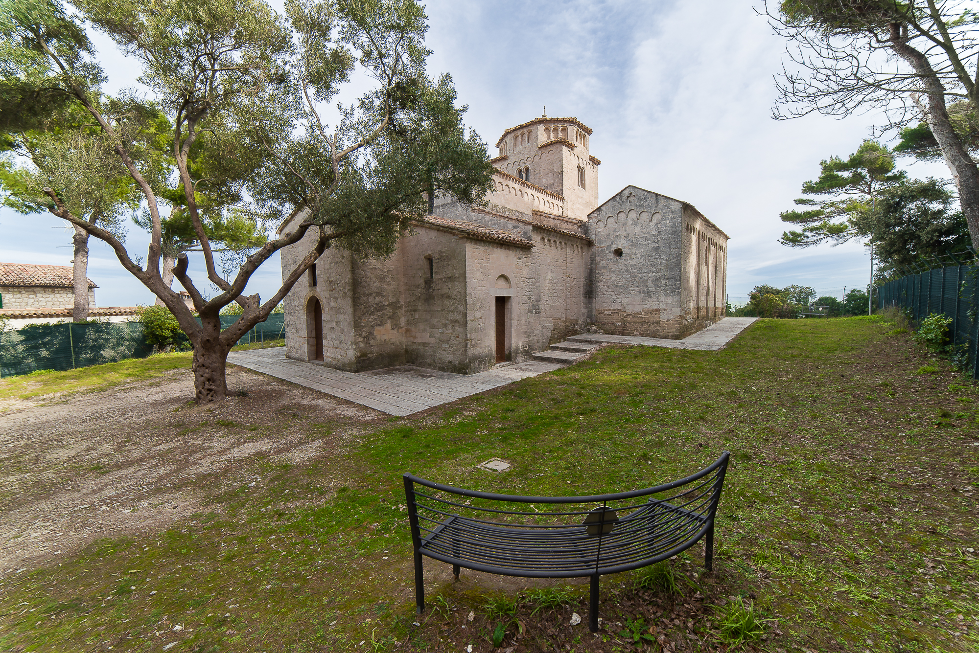 Panchina con vista su Chiesa di Santa Maria Portonovo