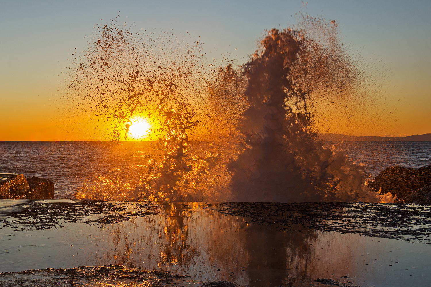 Gli spruzzi che abbracciano il sole