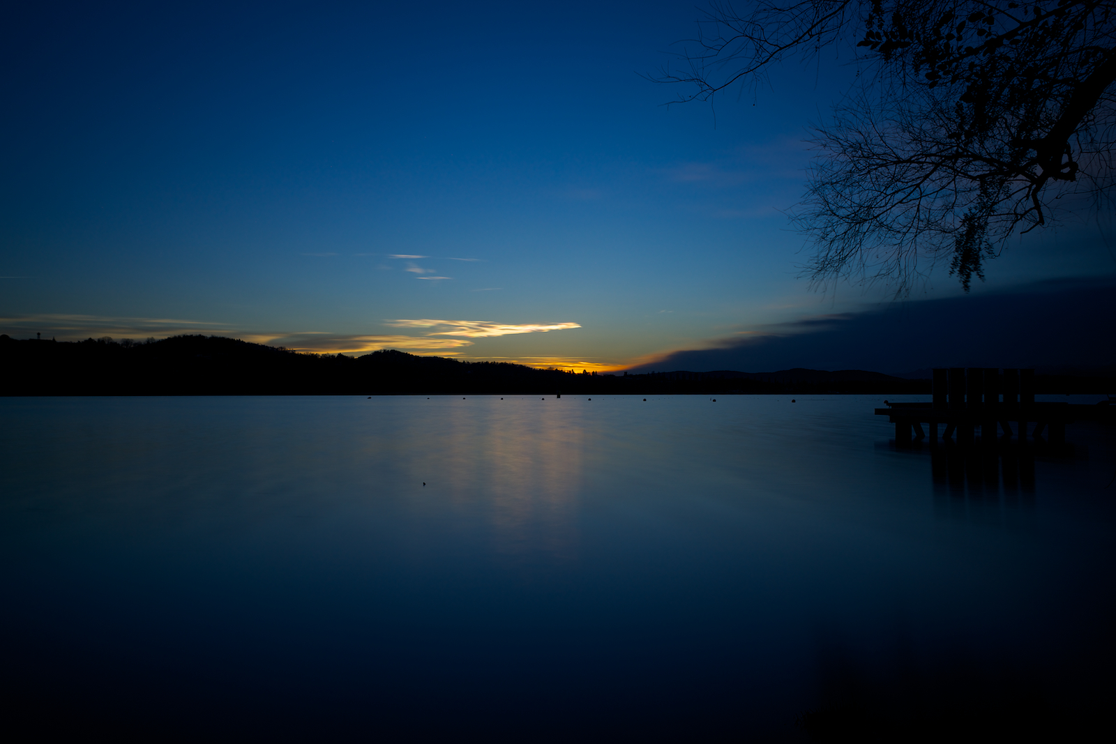 Scende la notte sul lago