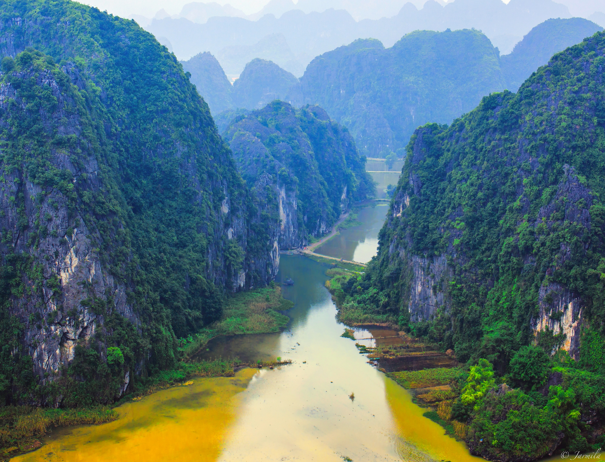 Walk over 500 steps to see all the Tam coc