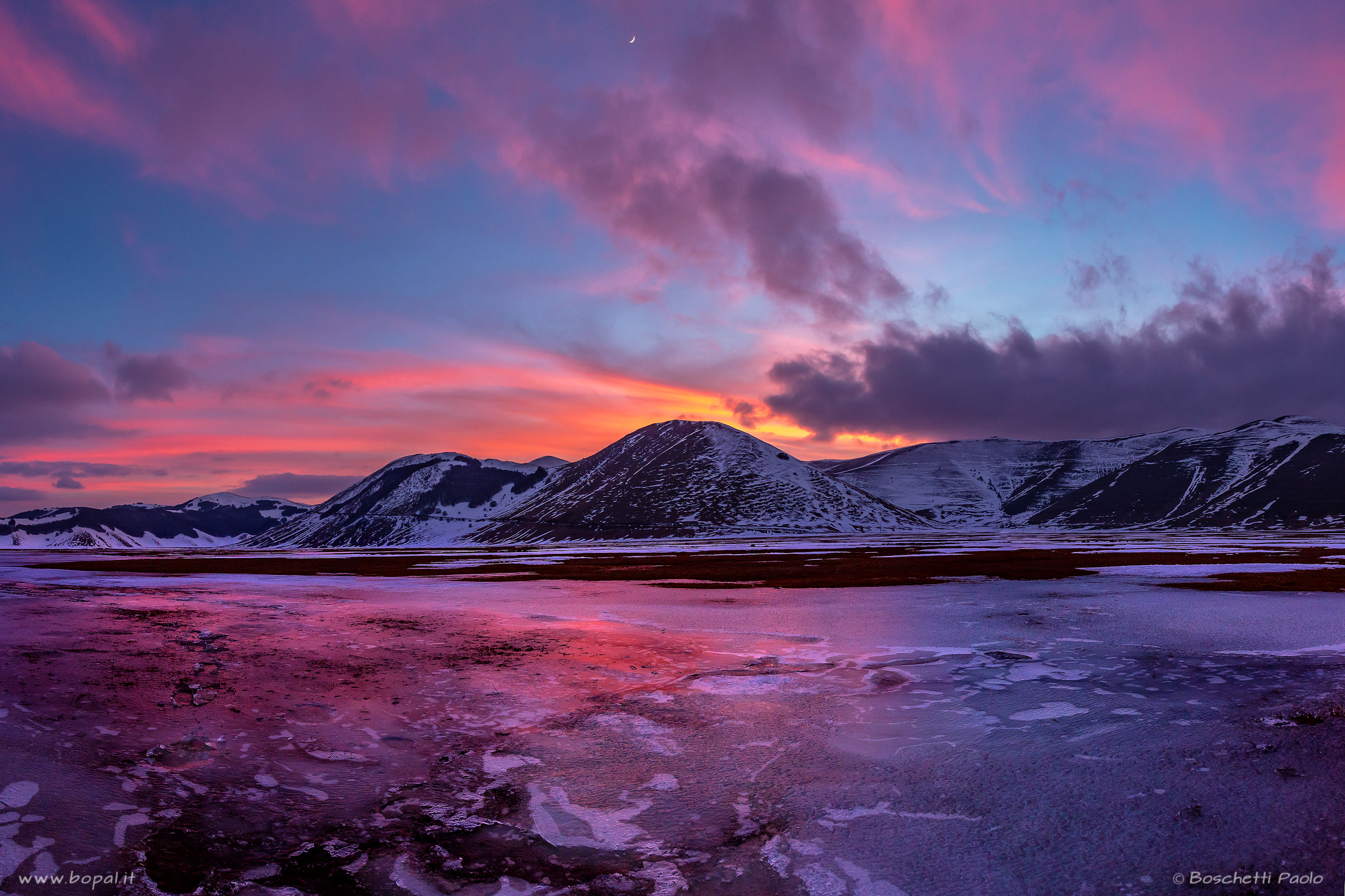 Un "caldo" tramonto a Castelluccio