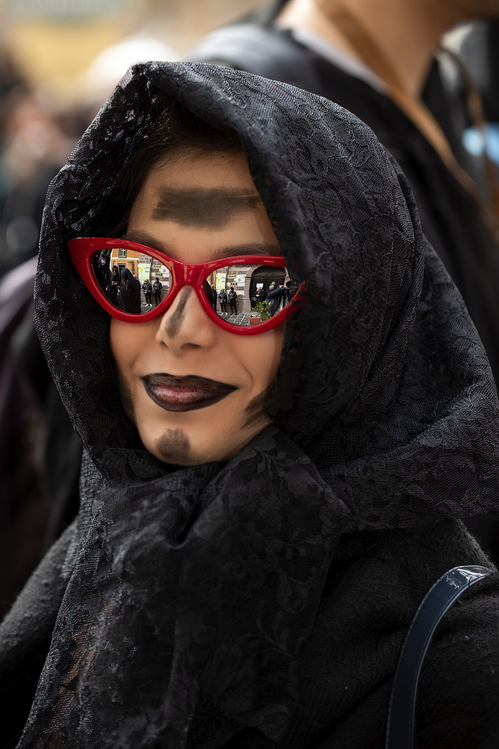 La Regina del carnevale di Bosa - Occhiali rossi