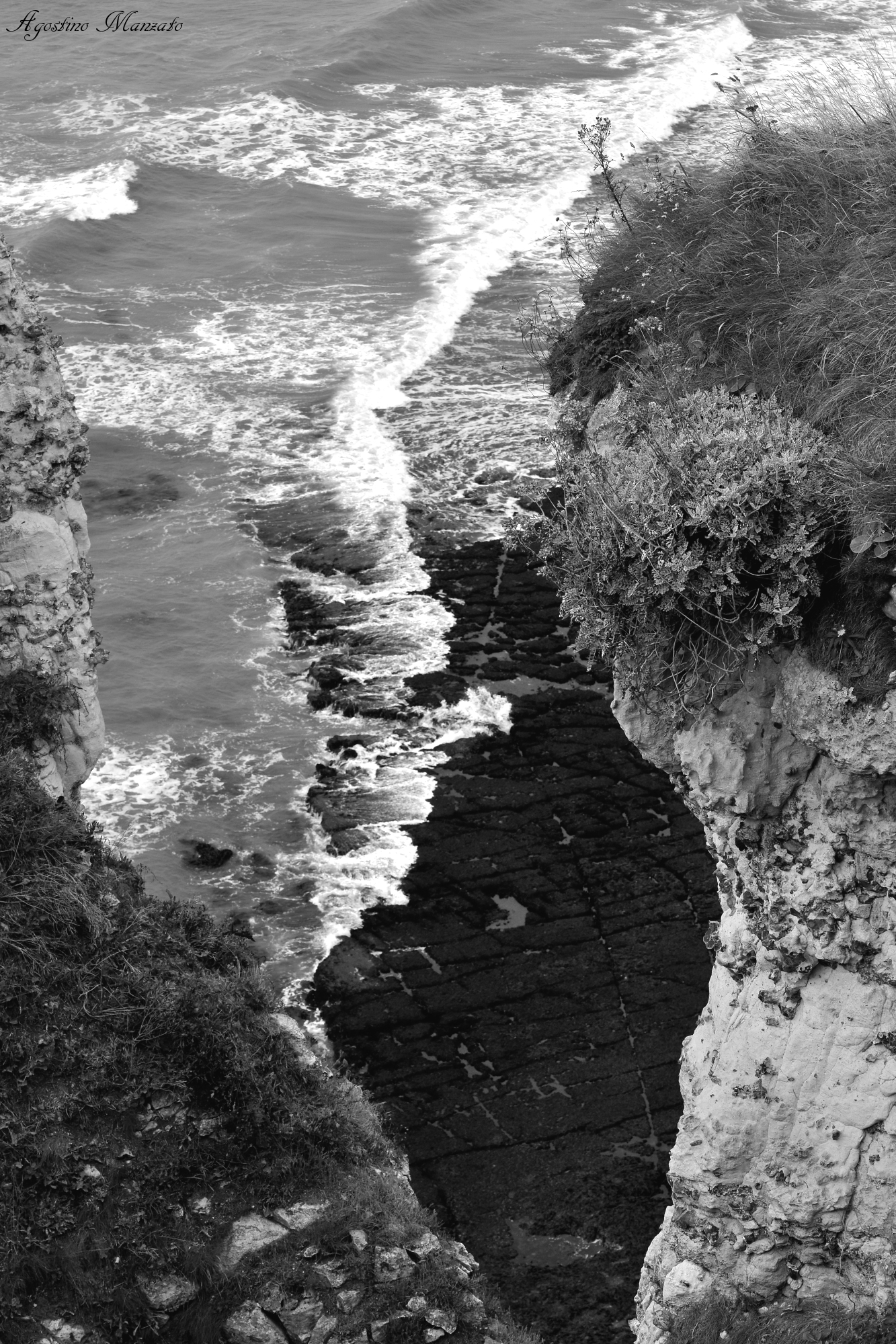 Waves and rocks games on the Atlantic cliff