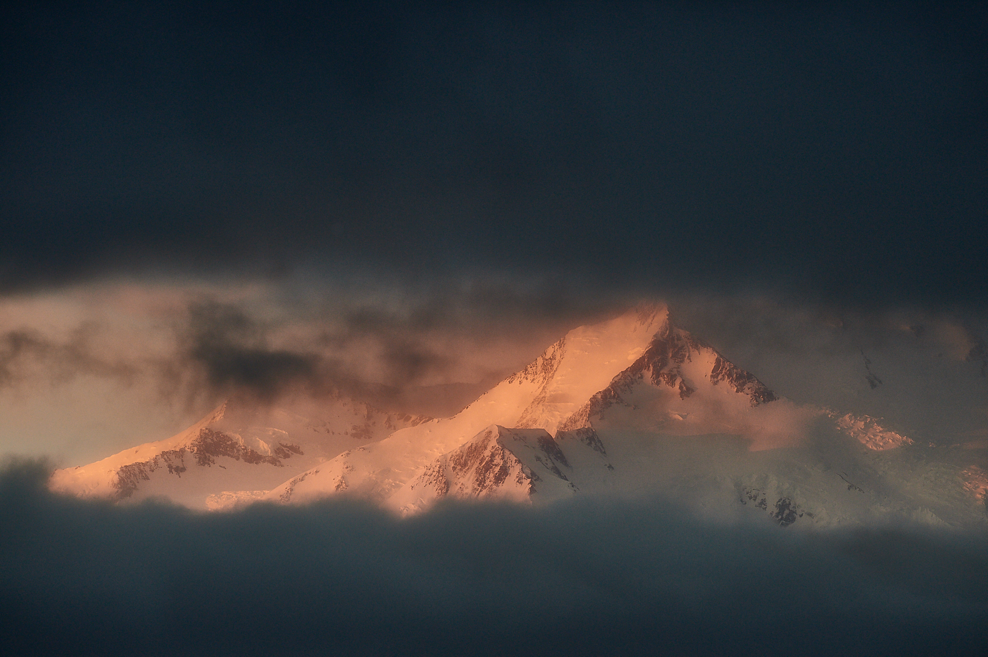 Alba sull'Alaska Range