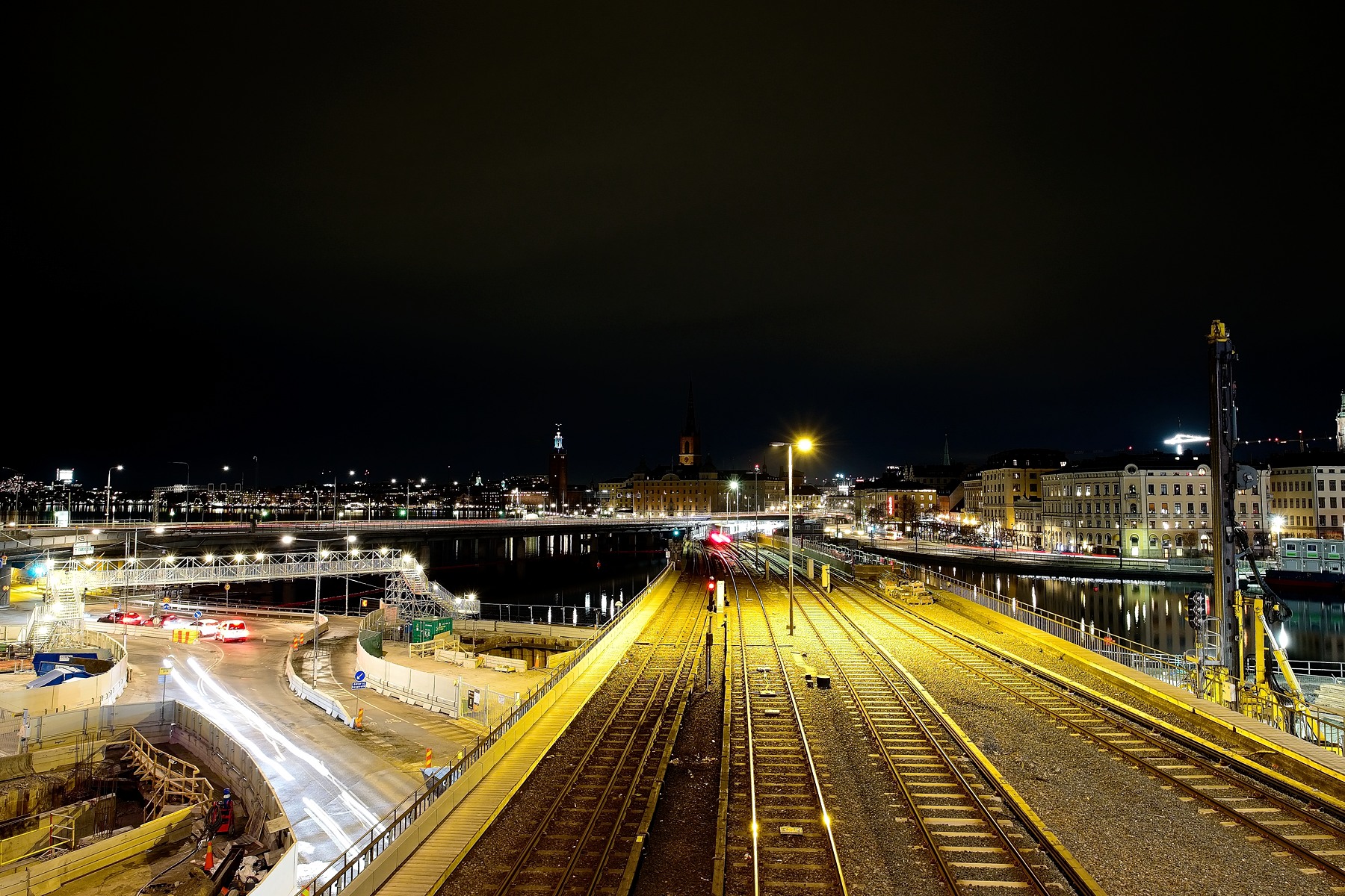 Copenaghen notturno su ferrovia e cantiere