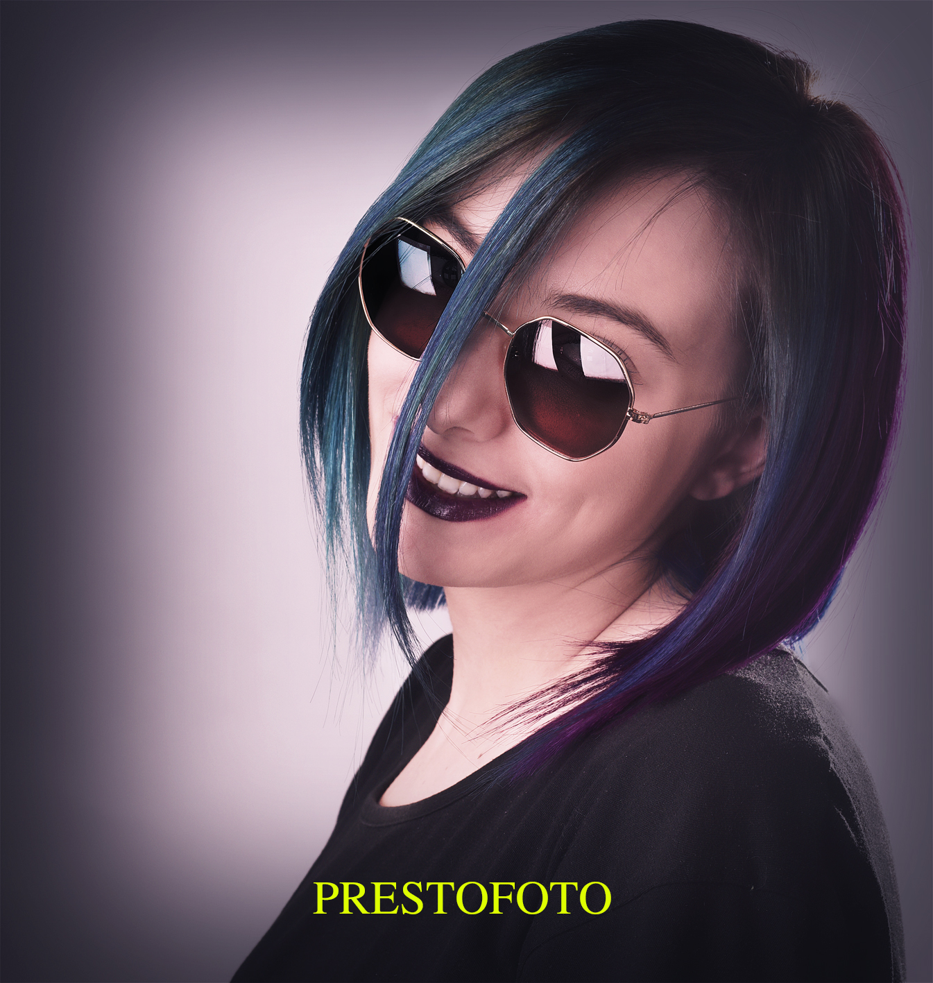 mony con gli occhiali