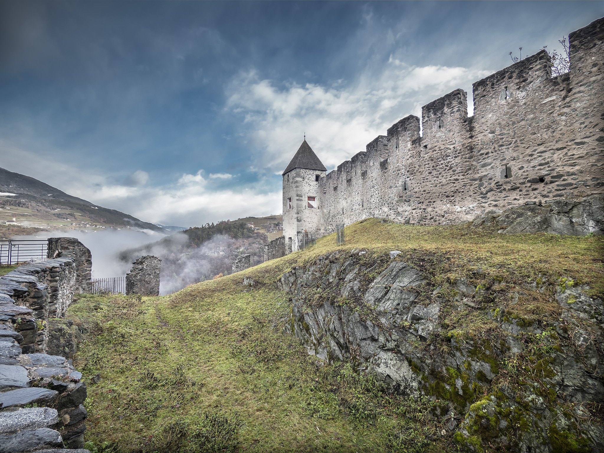 Gudon, view of the castle walls