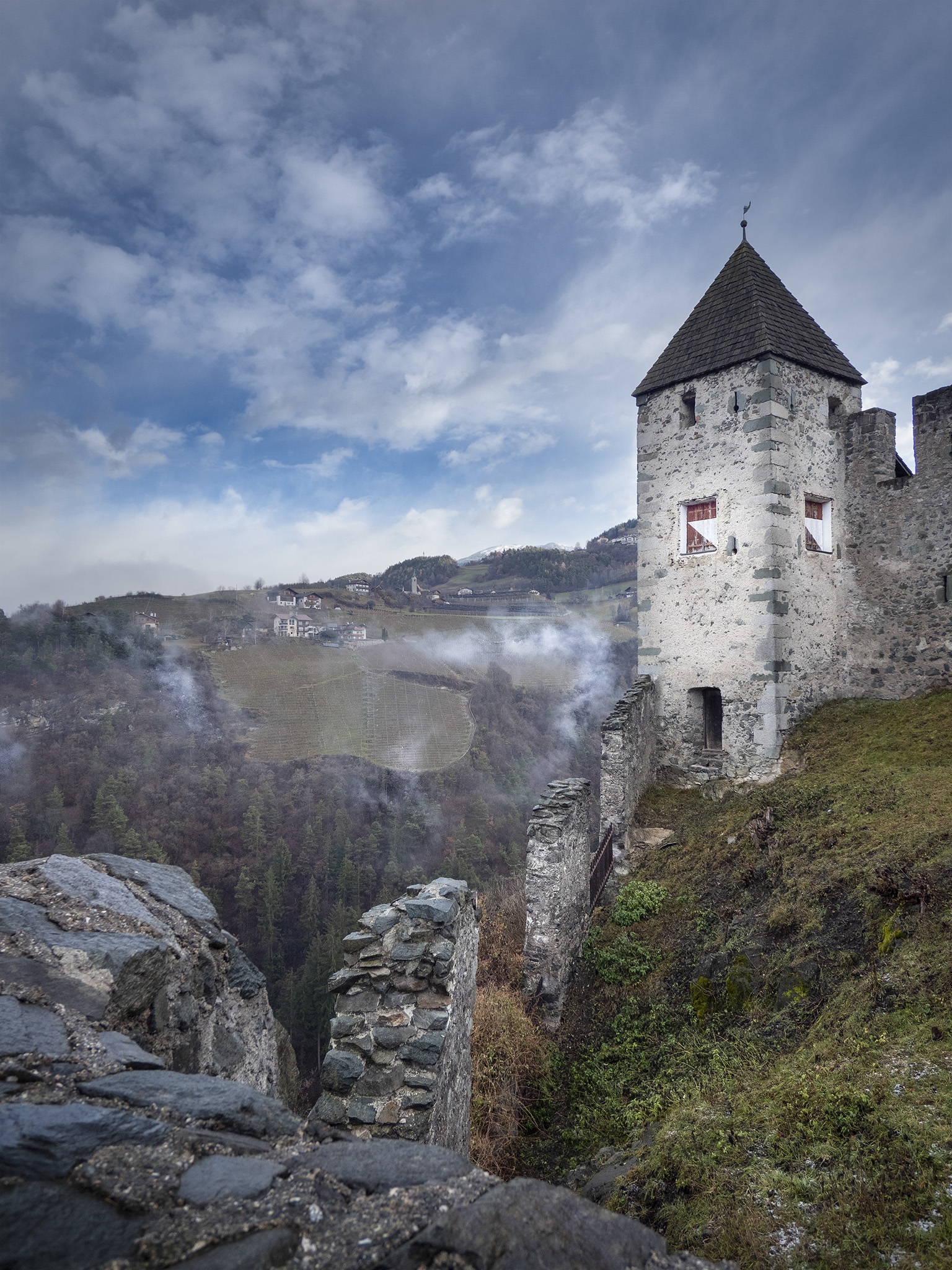 Gudon, view of the surrounding slope