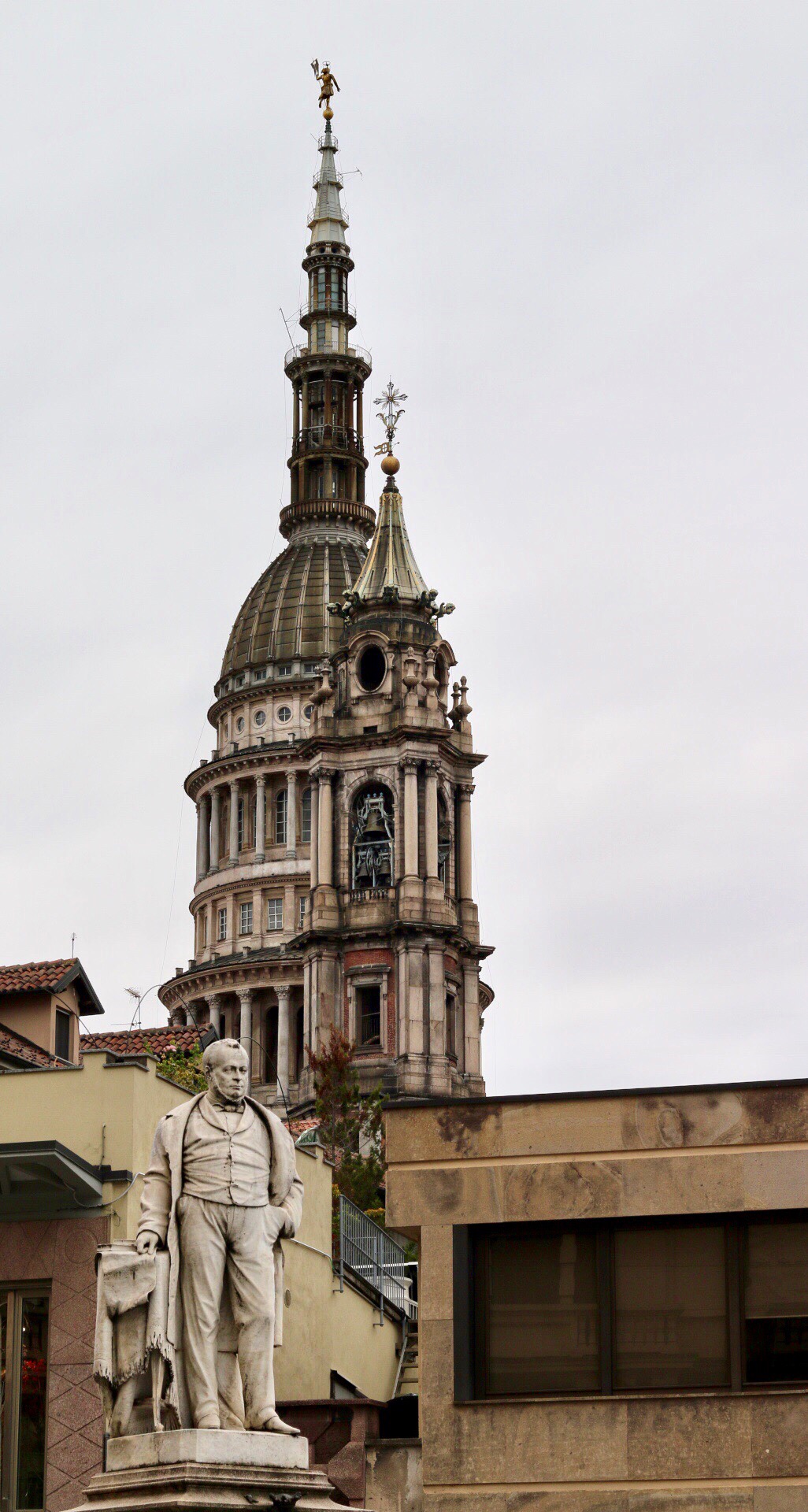 Novara. Cavour, cupola e campanile di San Gaudenzio.