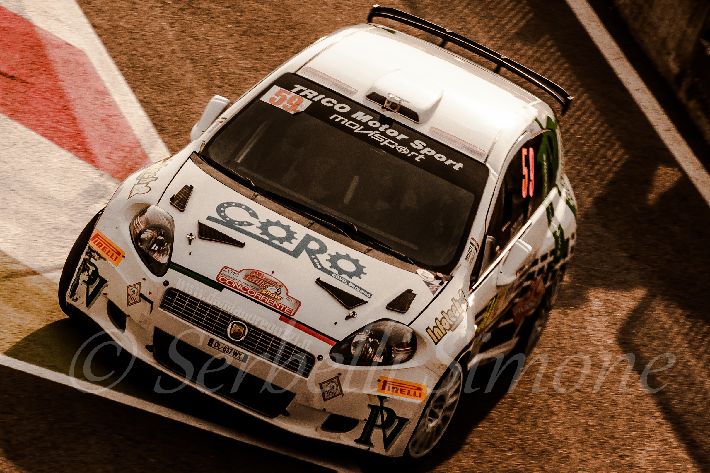 macchina in entrata ai box