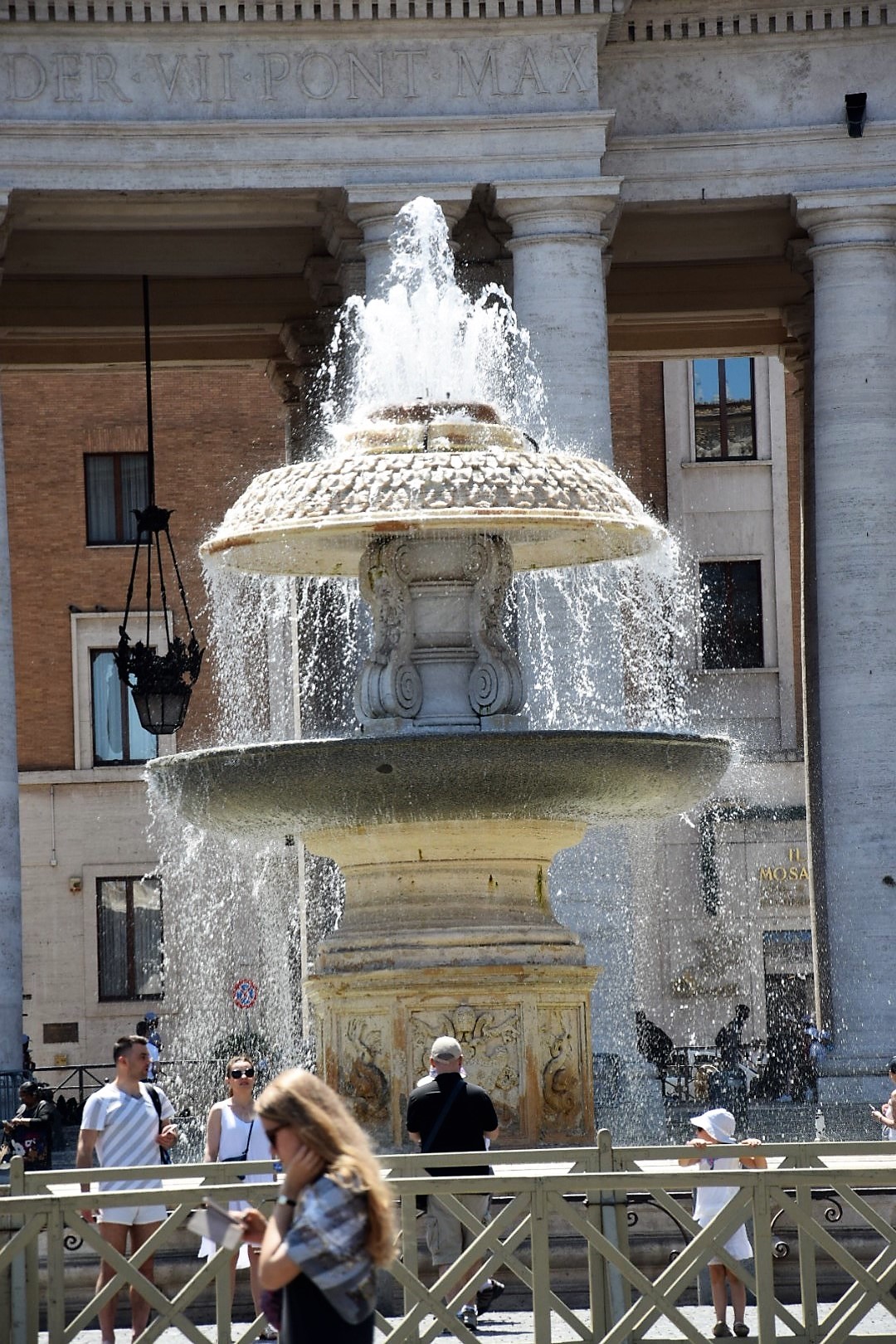 Piazza San Pietro-Fontana-Detail