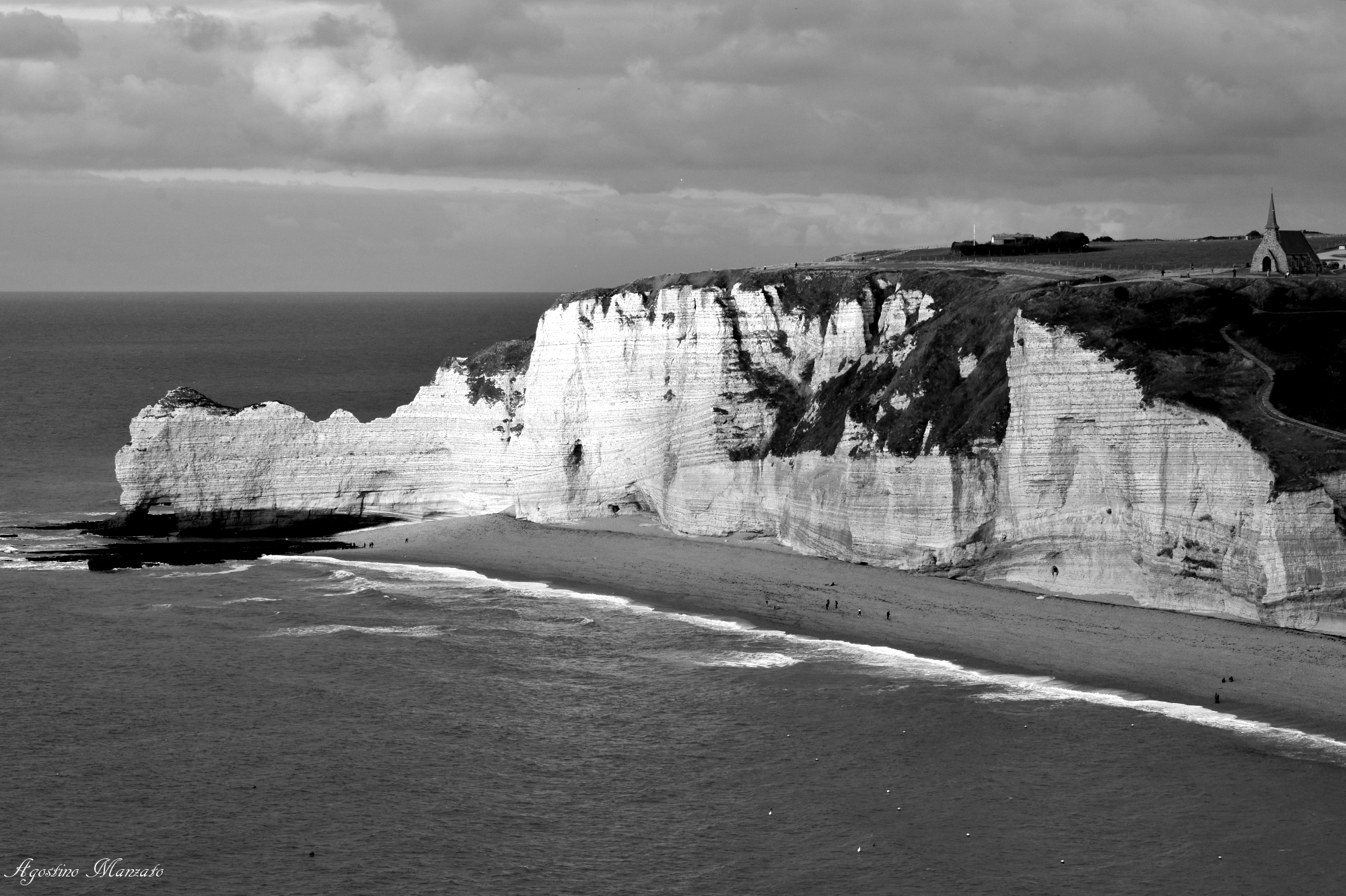 La falesia d'Amont illuminata da un raggio filtrante