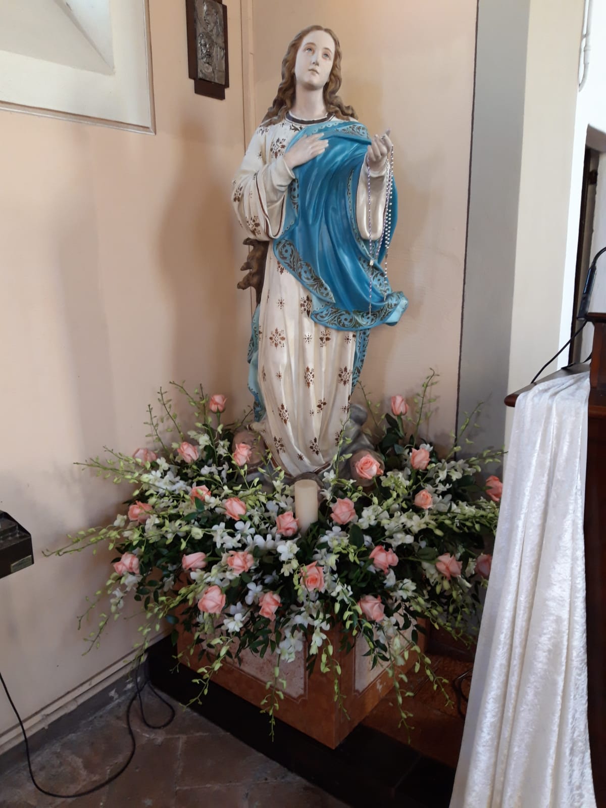 statua maria con fiori