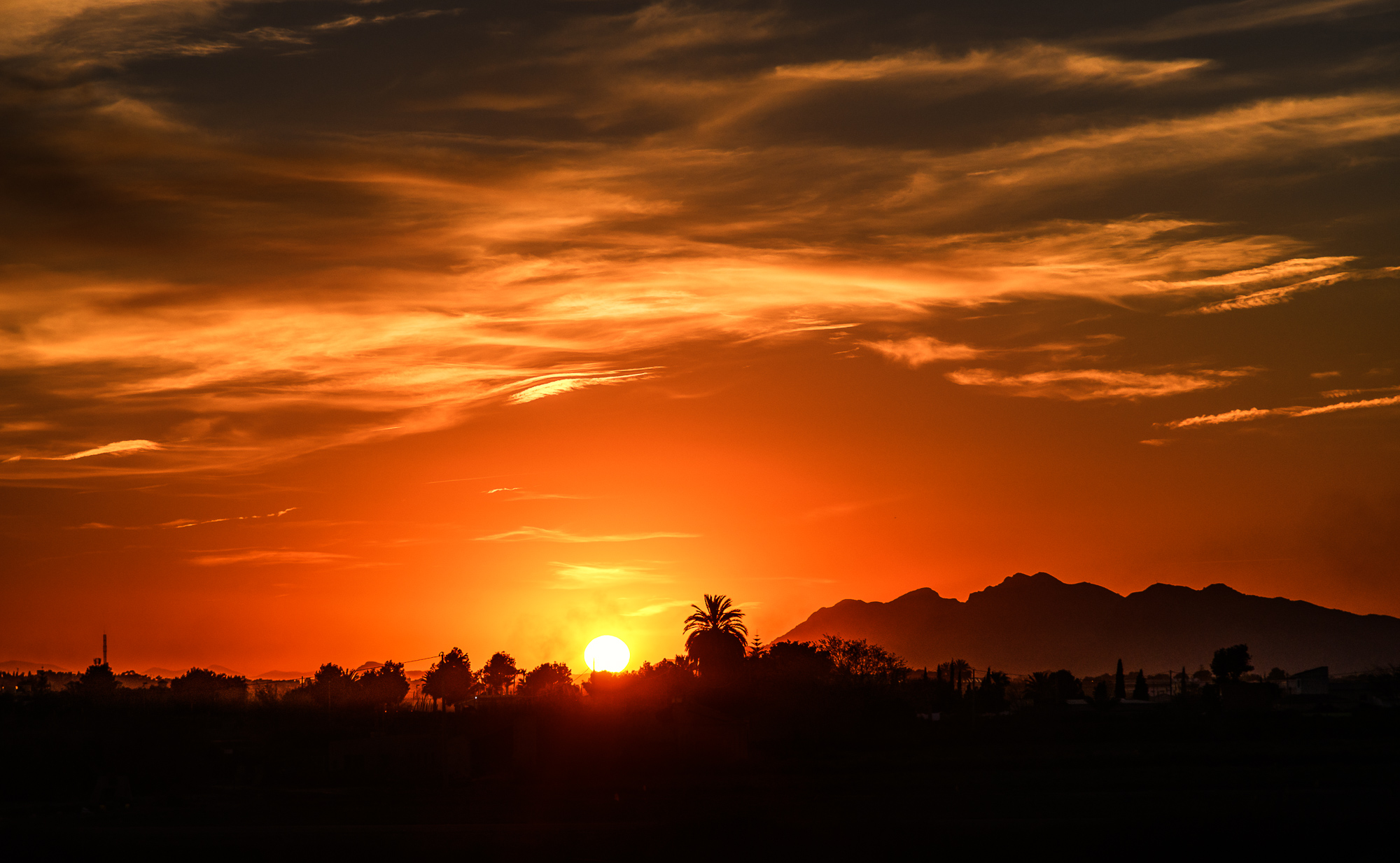 Tramonto dietro le montagne