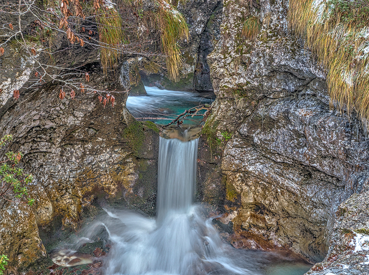 Four jumps in the canyon