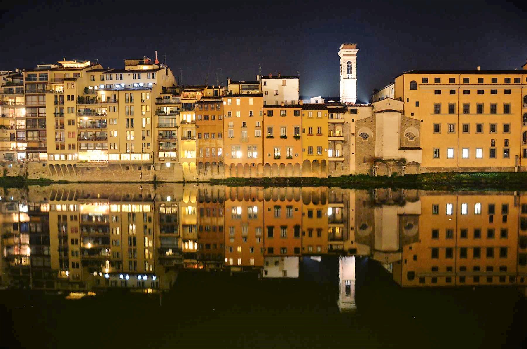 riflessi notturni sul fiume Arno
