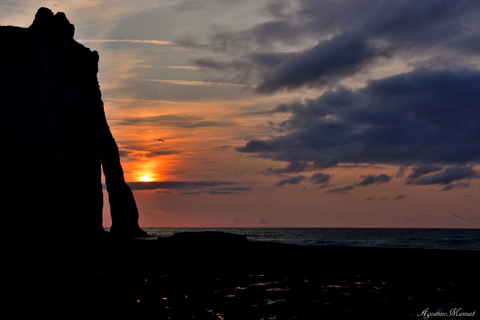 Il tramonto dietro la falesia di Port d'Aval
