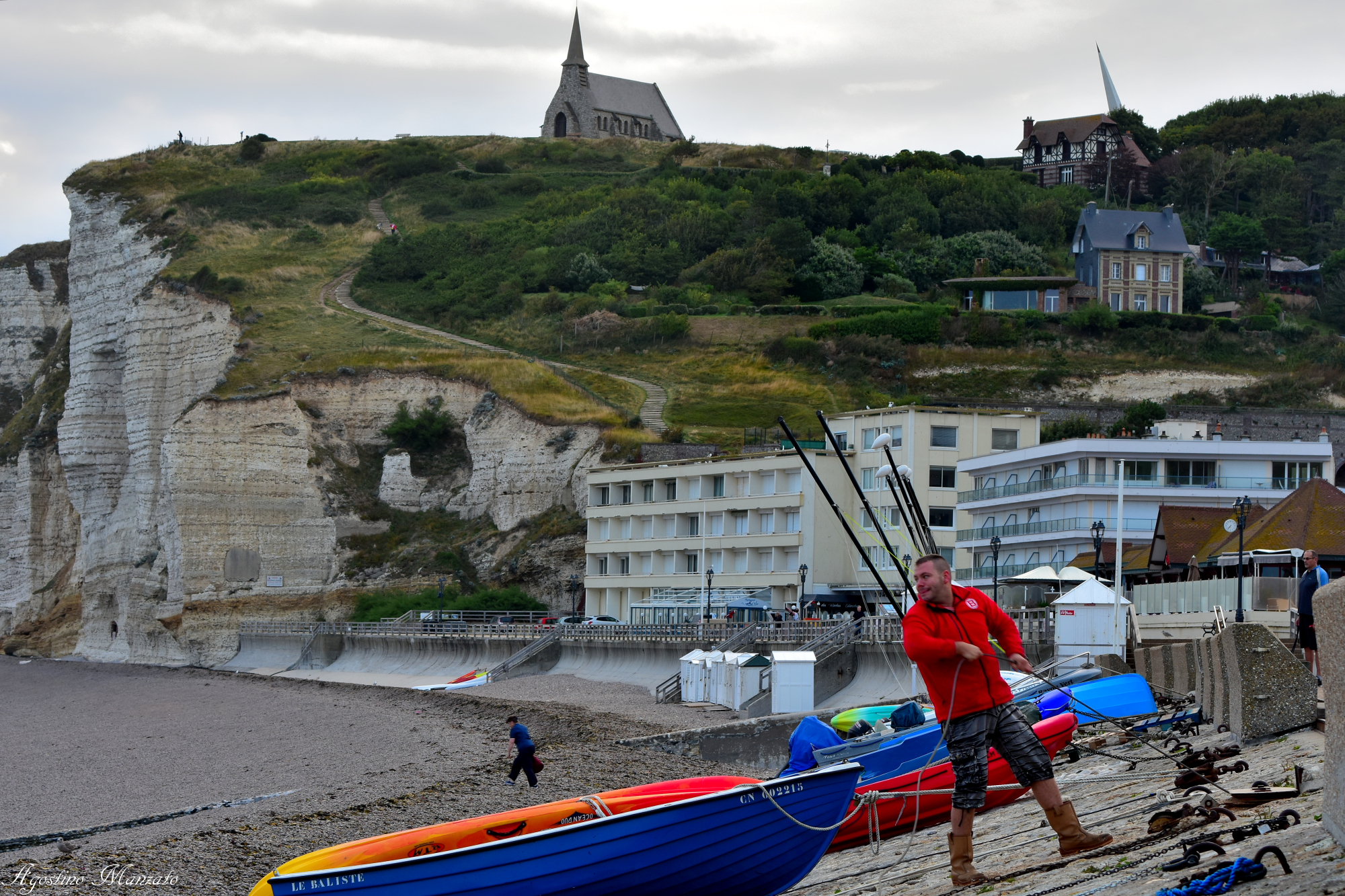 I pescatori di Etretat calano gli ormeggi all'alba