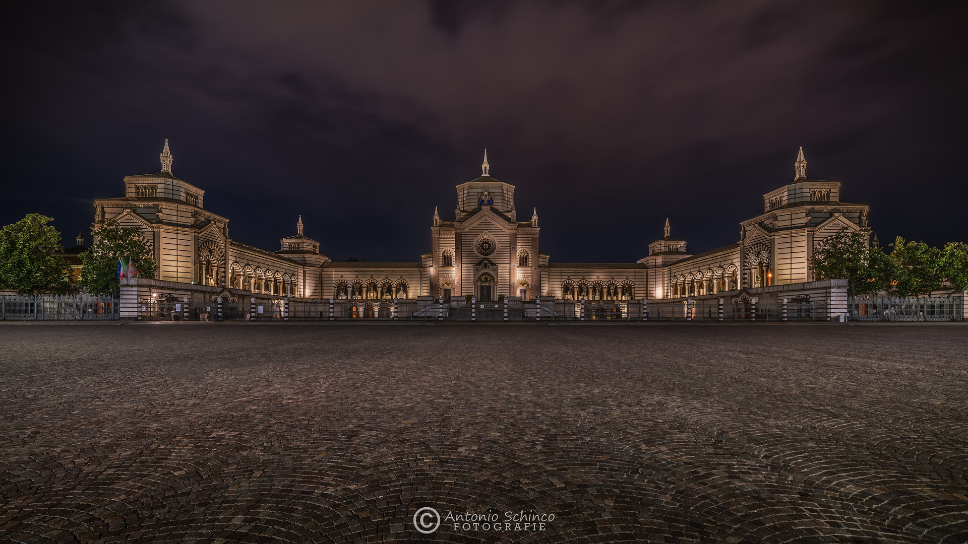 Il Cimitero Monumentale In Notturna