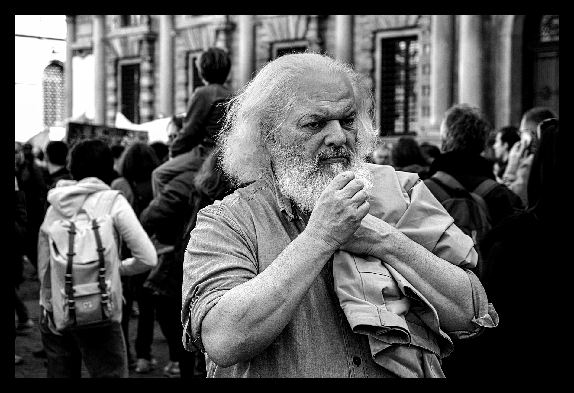 Pensieroso tra i giovani