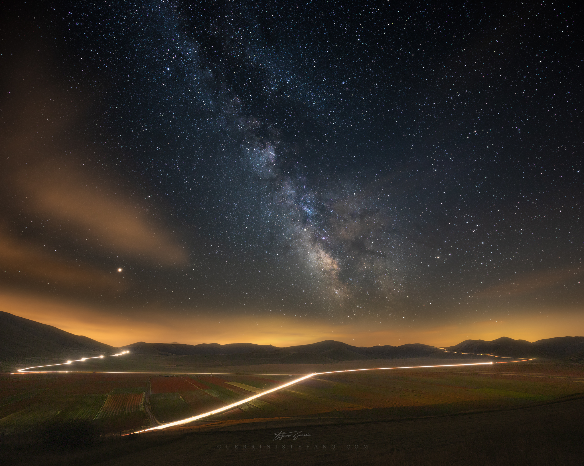 Via Lattea sopra i campi fioriti di Castelluccio