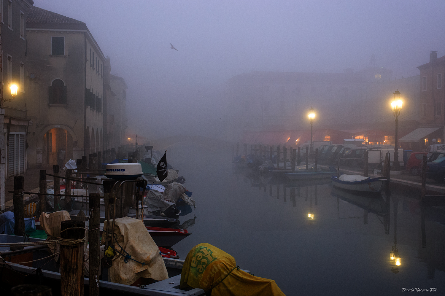 Chioggia , nebbia sul "Vena"