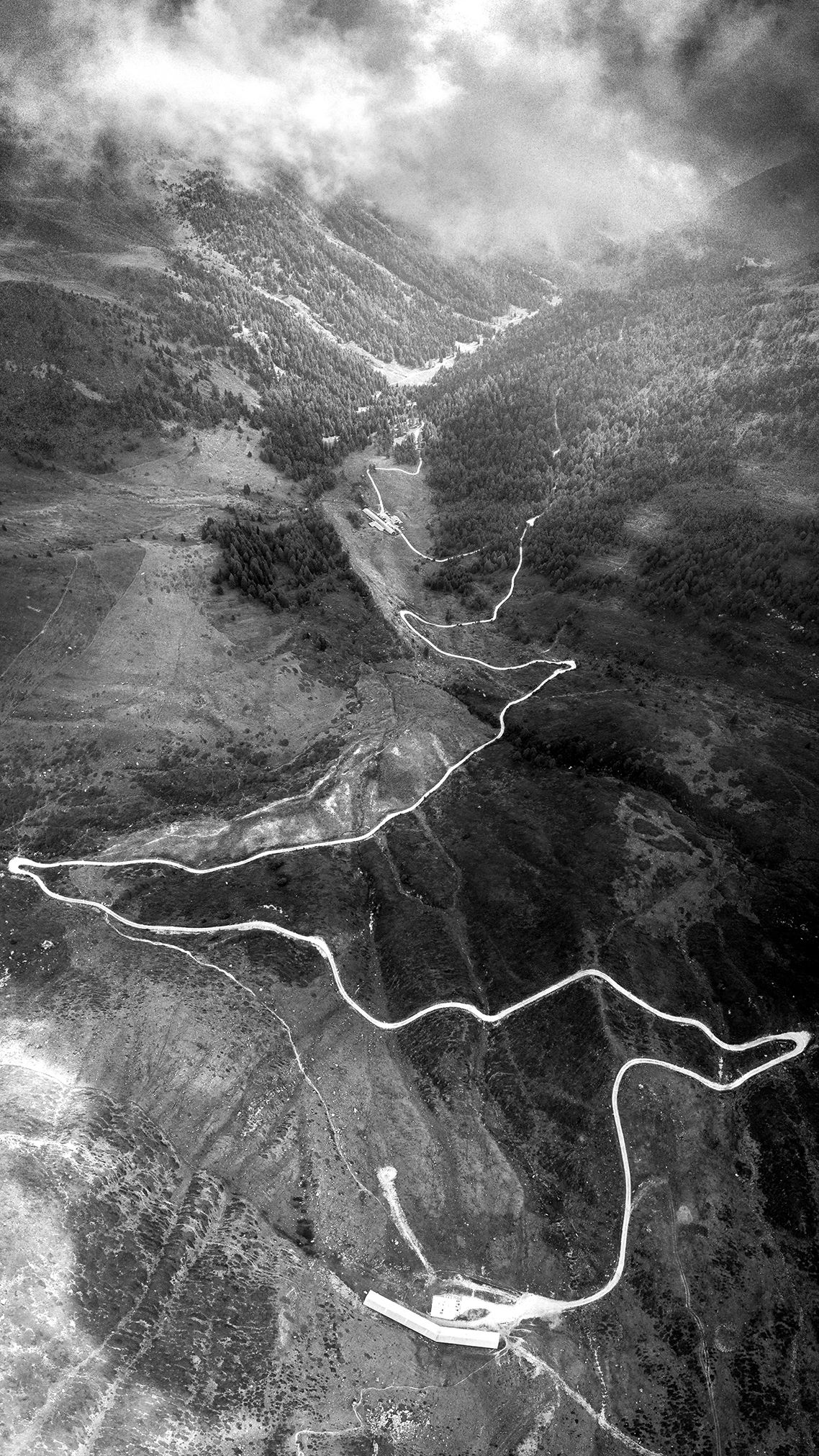 Tortuosa sale la strada